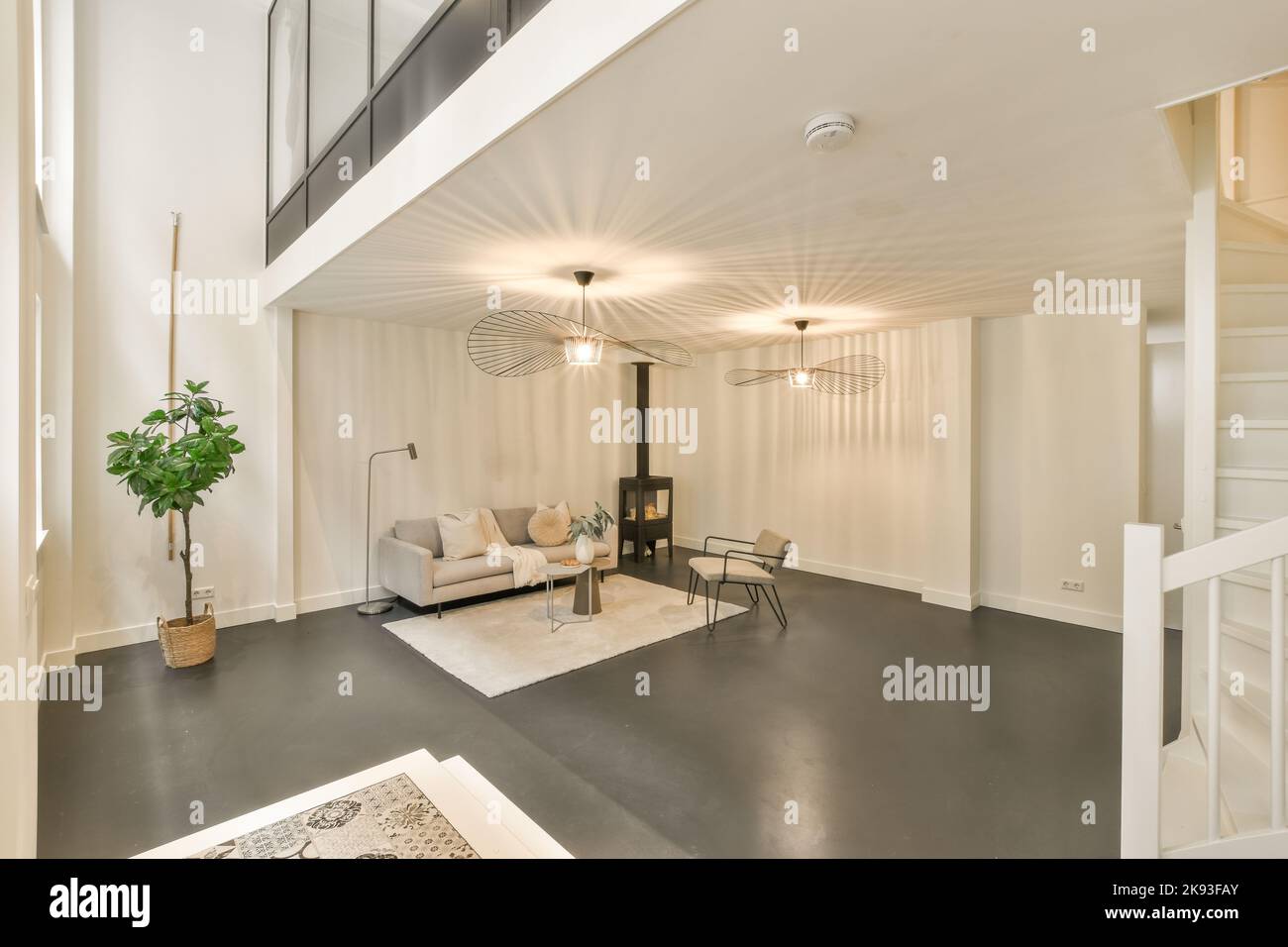 Interieur des modernen Wohnzimmers mit komfortablem Sofa und Holztisch in der Wohnung Stockfoto