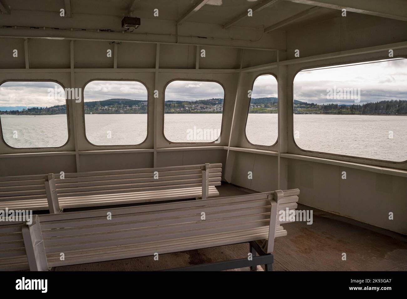 Das Innere einer Washington State Ferry mit Fenstern mit Blick auf den Puget Sound, eine Wohnanlage auf einer der San Juan Inseln in Washington. Stockfoto