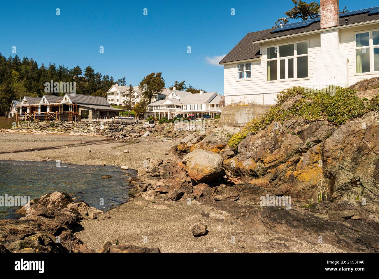 Die weiße Emmanuel Episcopal Church liegt auf einer Klippe über der Fishing Bay in Eastsound, Orcas Island, Washington State, USA. Stockfoto