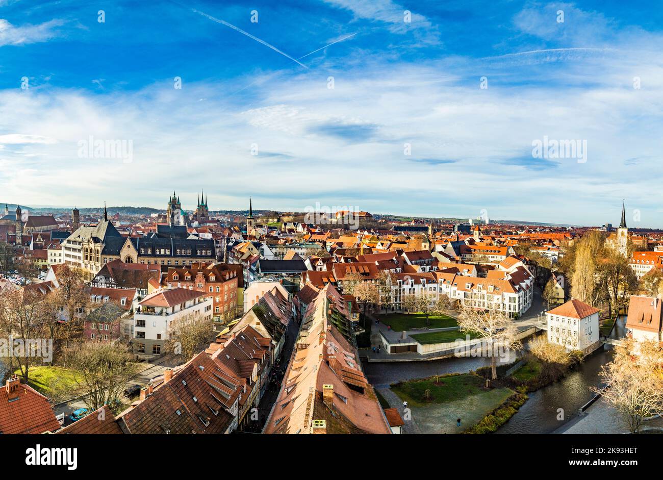 ERFURT, DEUTSCHLAND - 20. DEZ 2015: Skyline der Altstadt von Erfurt ...