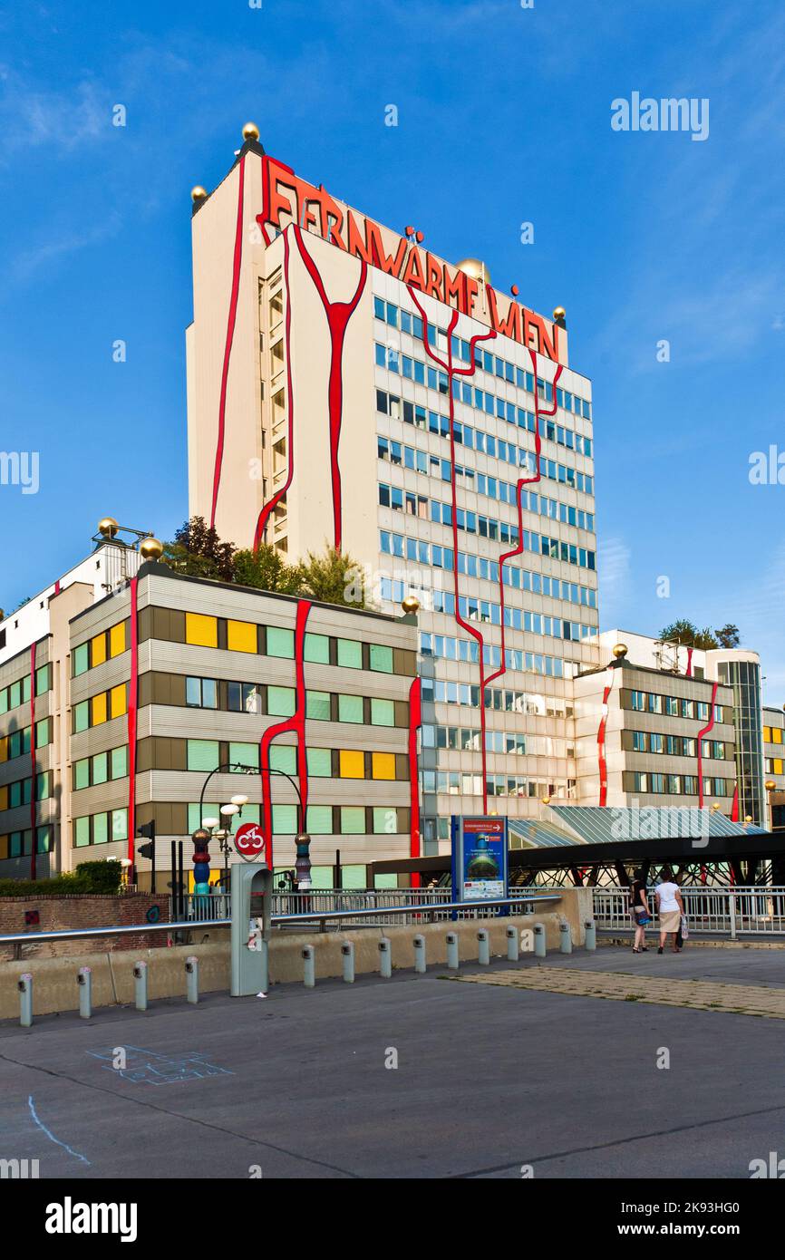 Wien, Österreich - 22. Juli 2009: Die berühmteste Fernwärme des Künstlers Hundertwasser in Wien im intensiven Nachmittagslicht. Stockfoto