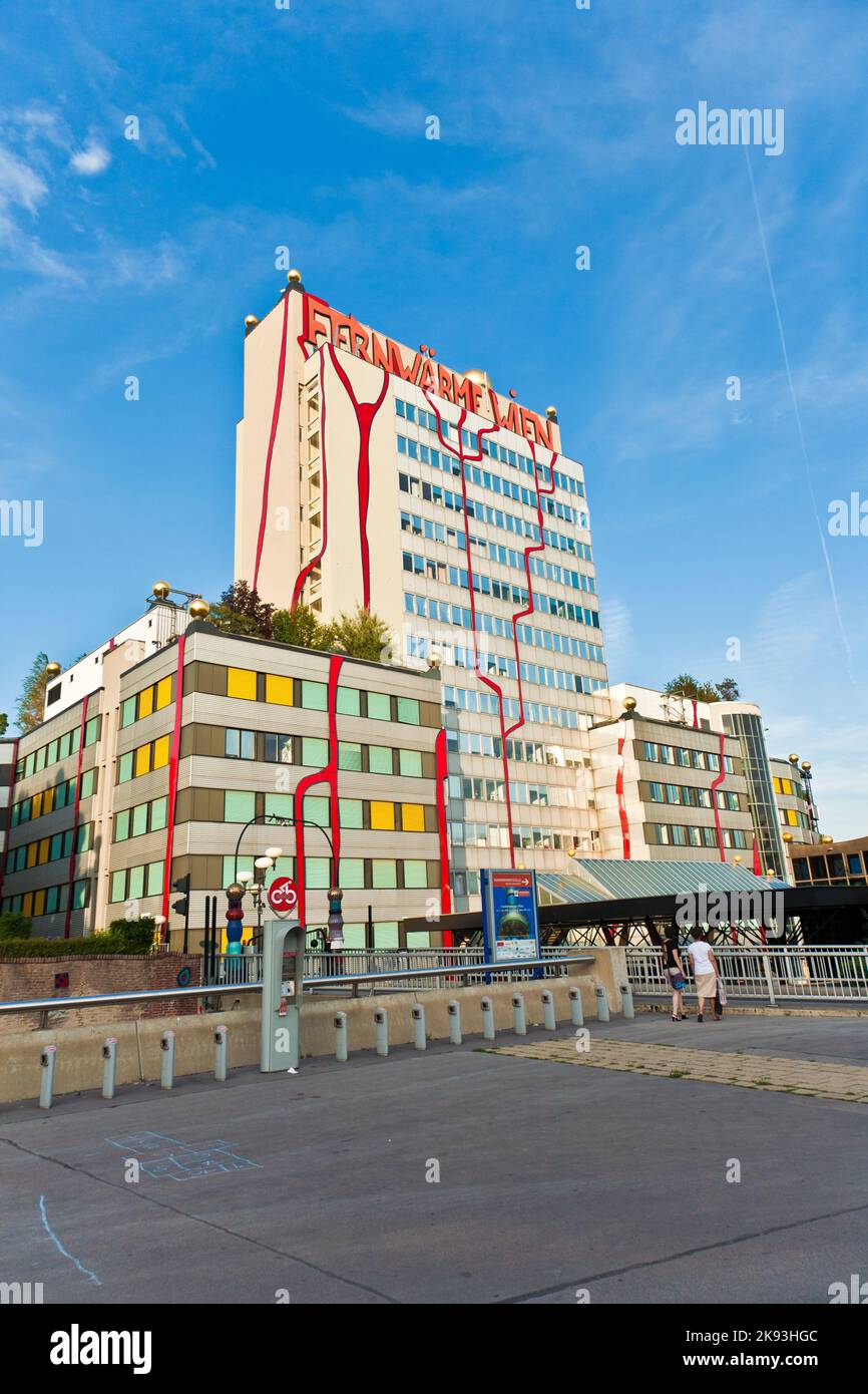 Wien, Österreich - 22. Juli 2009: Die berühmteste Fernwärme des Künstlers Hundertwasser in Wien im intensiven Nachmittagslicht. Stockfoto