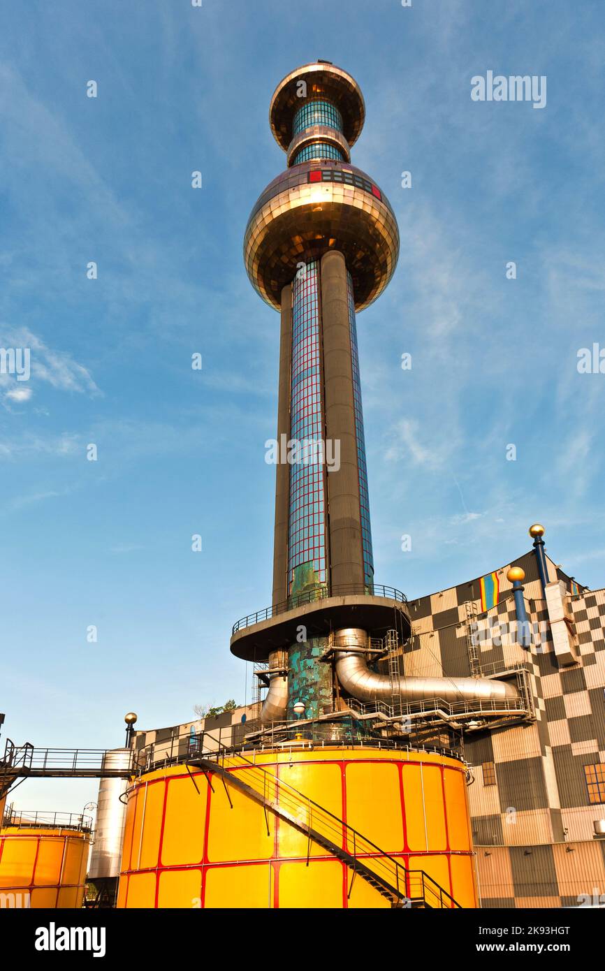 Wien, Österreich - 22. Juli 2009: Schornstein der berühmtesten Wiener Fernwärme des Künstlers Hundertwasser im intensiven Nachmittagslicht in Wien Stockfoto