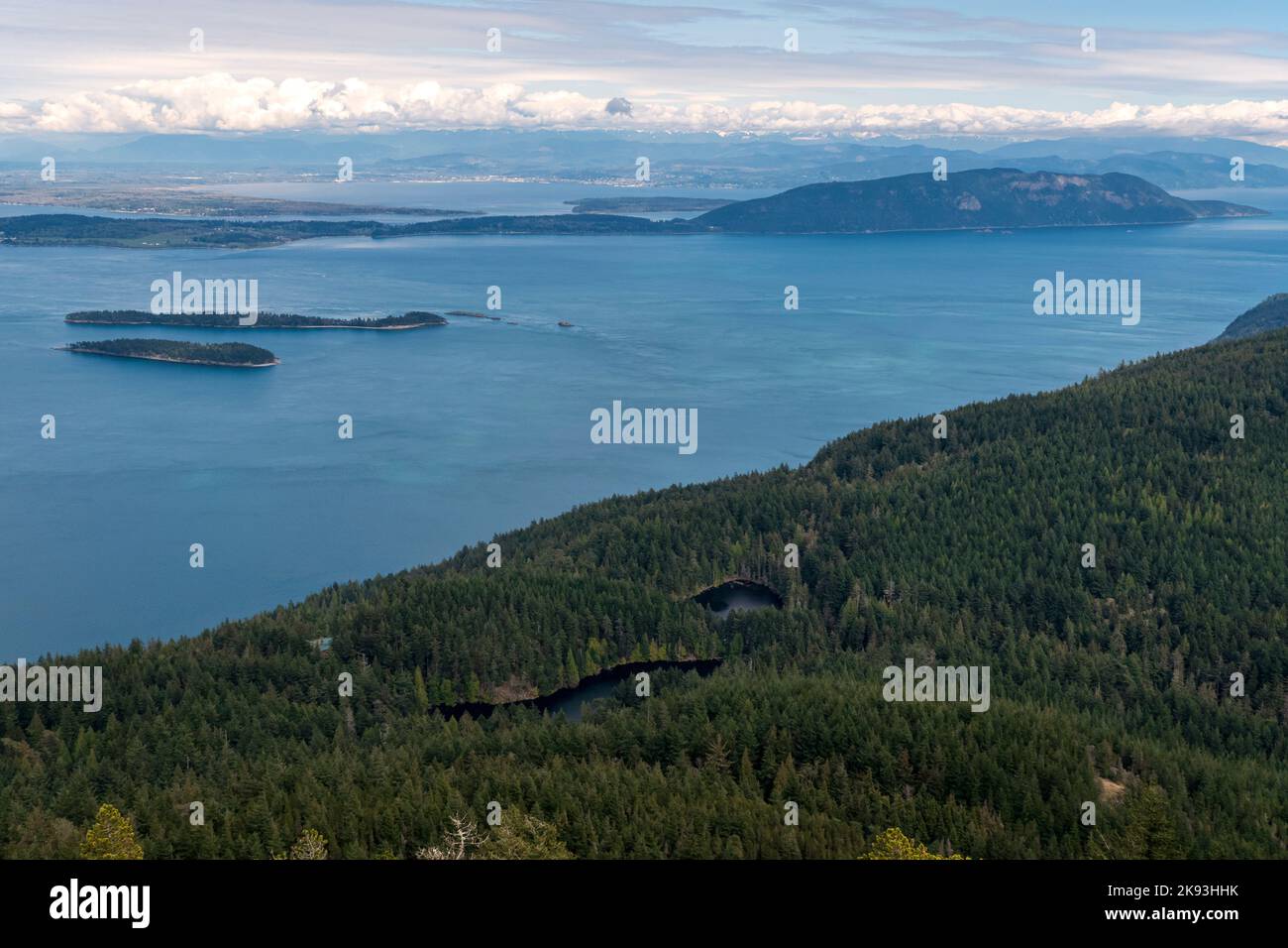 Ein Blick auf einige der San Juan Inseln vom Wachturm auf dem Mount Constitution auf Orcas Island, Washington, USA. Stockfoto