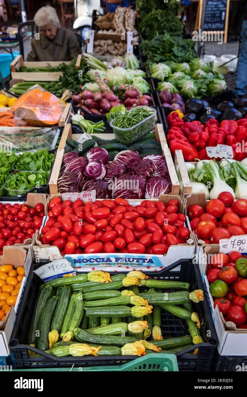 Rom, Italien. 22. September 2022. Gemüse, Campo de' Fiori, ein beliebter Markt für lokale Produkte auf einem öffentlichen Platz, der Obst, Gemüse und allgemeine Waren verkauft. (Bild: © Mark Avery/ZUMA Press Wire) Stockfoto