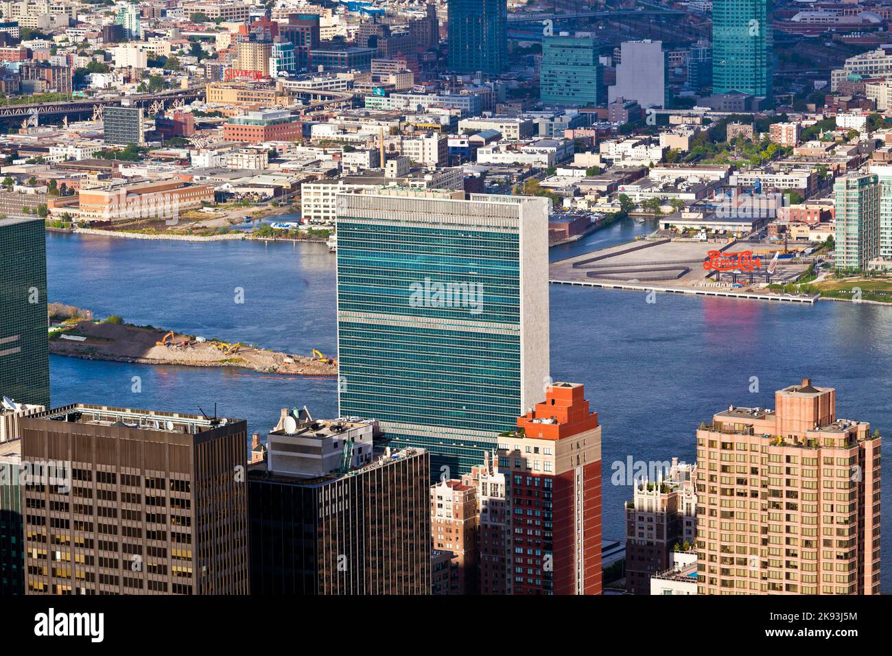 NEW YORK, USA – JULI 7: Fassade des UN-Hauptquartiers am Nachmittag in strahlender Sonne am 7,2010. Juli in New York, Bau des Hauptquartiers starte Stockfoto