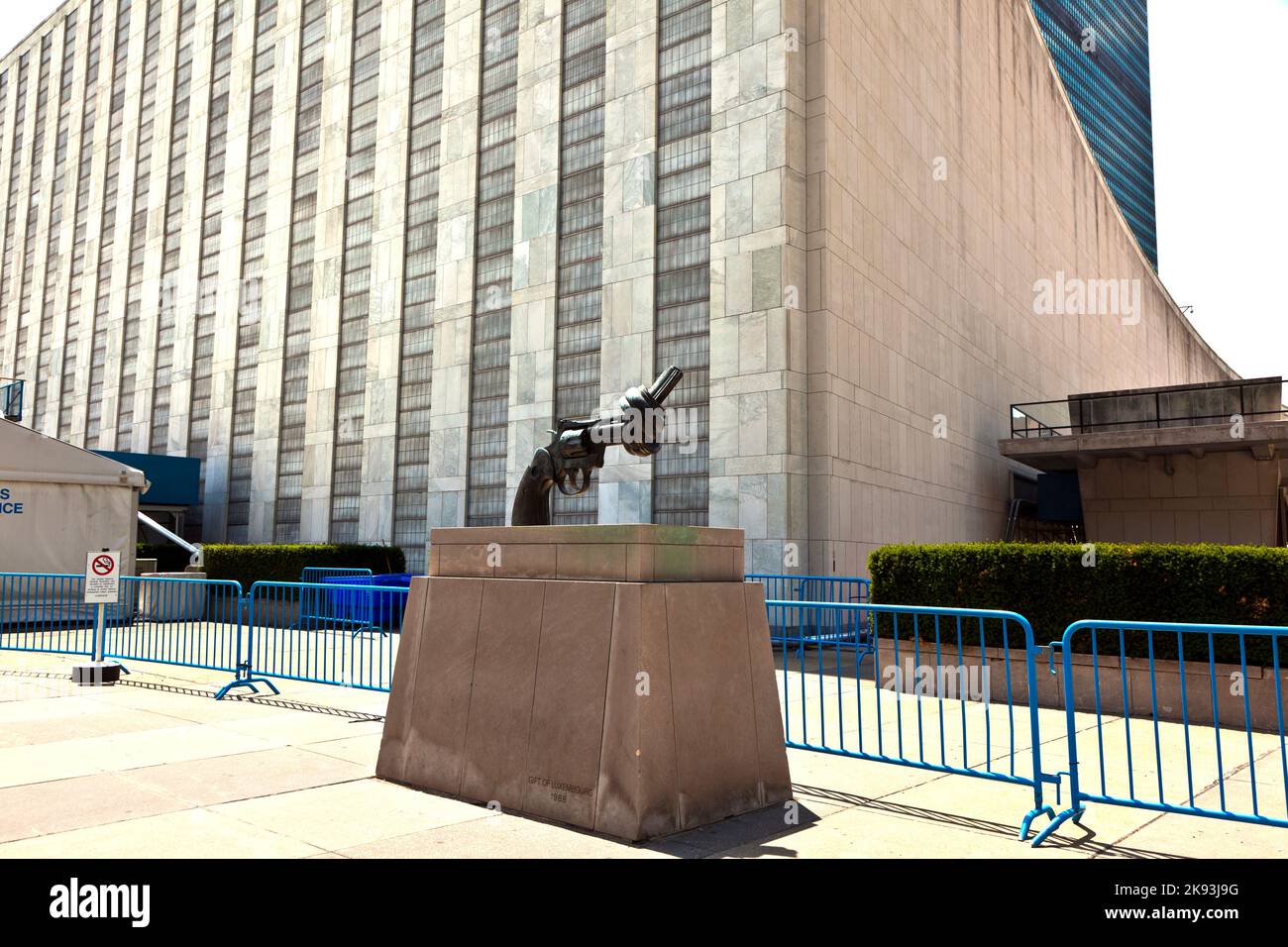 New York, USA - 12. Juli 2010: Gewehr vor dem UN-Hauptquartier als Symbol für den Frieden in New York City in einen Knoten gebunden. Stockfoto