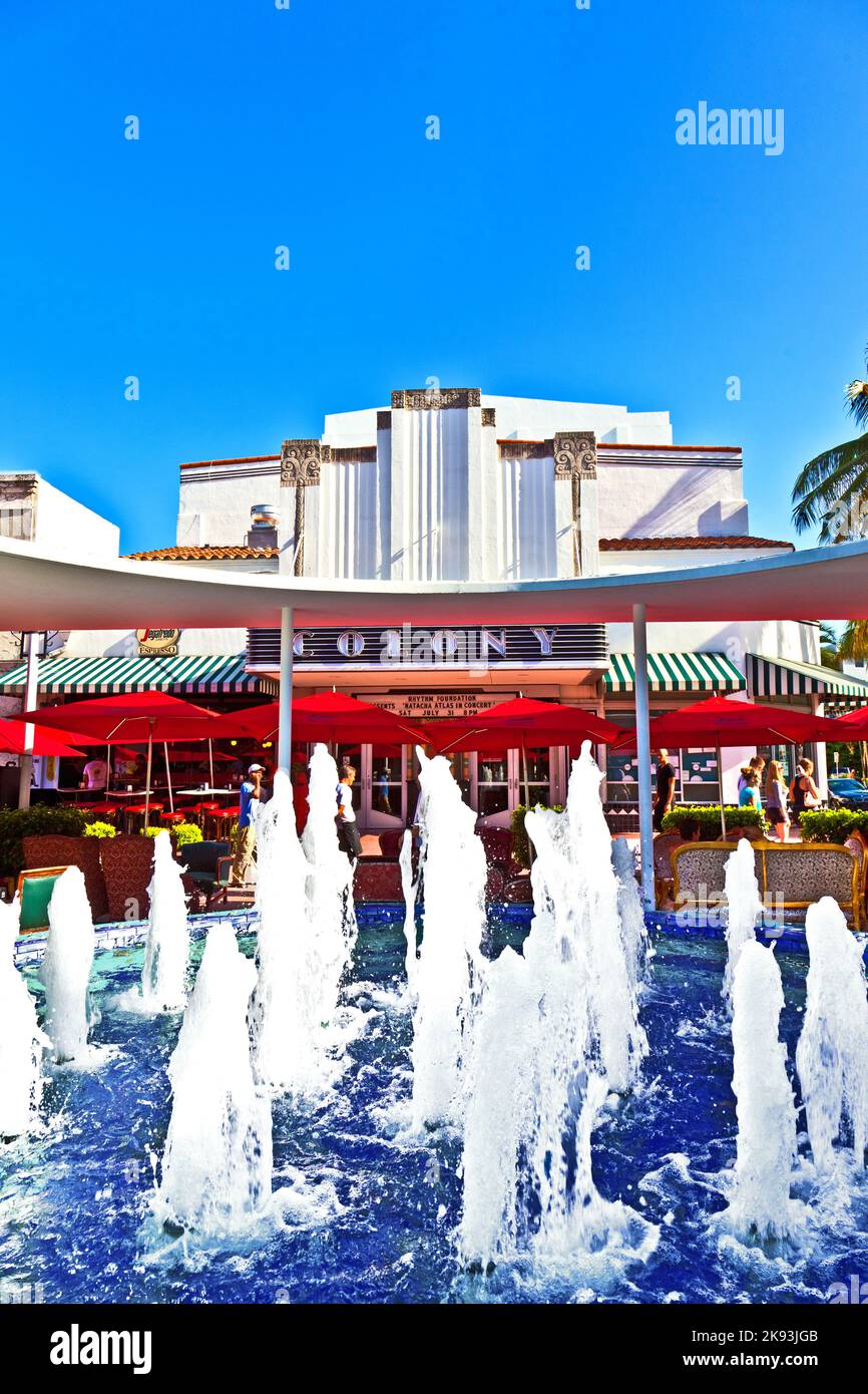 Miami, USA - 27. Juli 2010: Das berühmte Colony Art Deco Theatre wurde für 6,5 Millionen US-Dollar renoviert und ist in Miami, USA, wieder für die Öffentlichkeit zugänglich. 1934 in ar Stockfoto