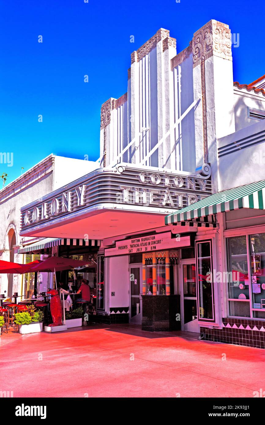 Miami, USA - 27. Juli 2010: Das berühmte Colony Art Deco Theatre wurde für 6,5 Millionen US-Dollar renoviert und ist in Miami, USA, wieder für die Öffentlichkeit zugänglich. 1934 Zoll Stockfoto