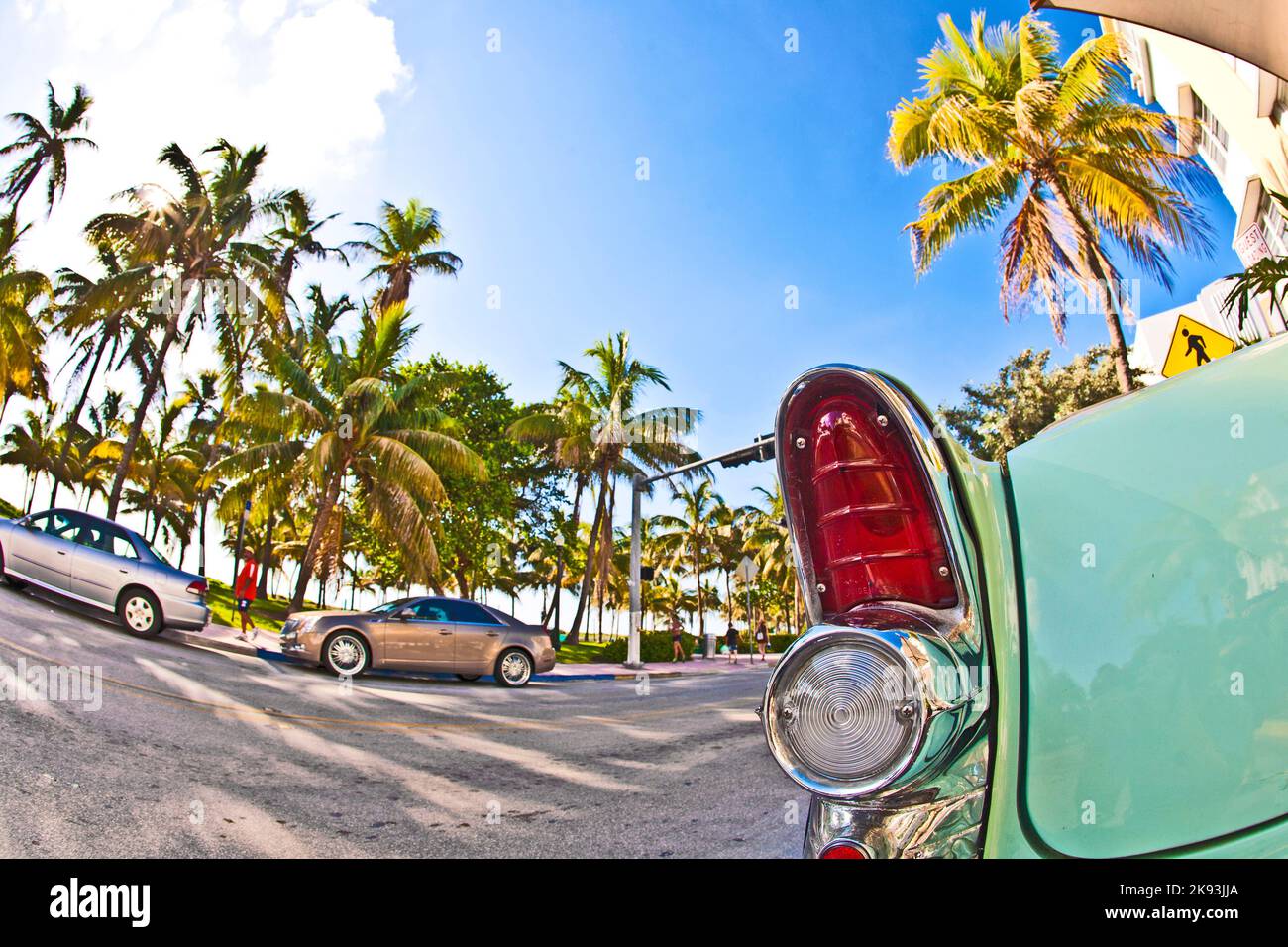 Miami, USA - 31. Juli 2010: Mittagsansicht auf dem Ocean Drive in Miami Beach, Florida. Der alte Buick aus dem Jahr 1954 steht als Attraktion vor dem berühmten Aval Stockfoto