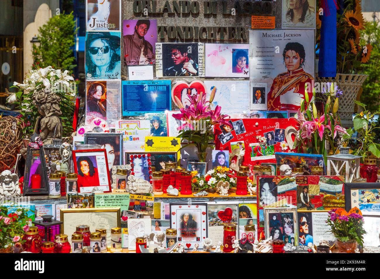 MÜNCHEN, DEUTSCHLAND - JULI 09 : die Menschen erinnern sich an Michael Jackson mit Postkarten und persönlichen Briefen an die Statue von Orlando di Lasso am 09,2011. Juli in Stockfoto