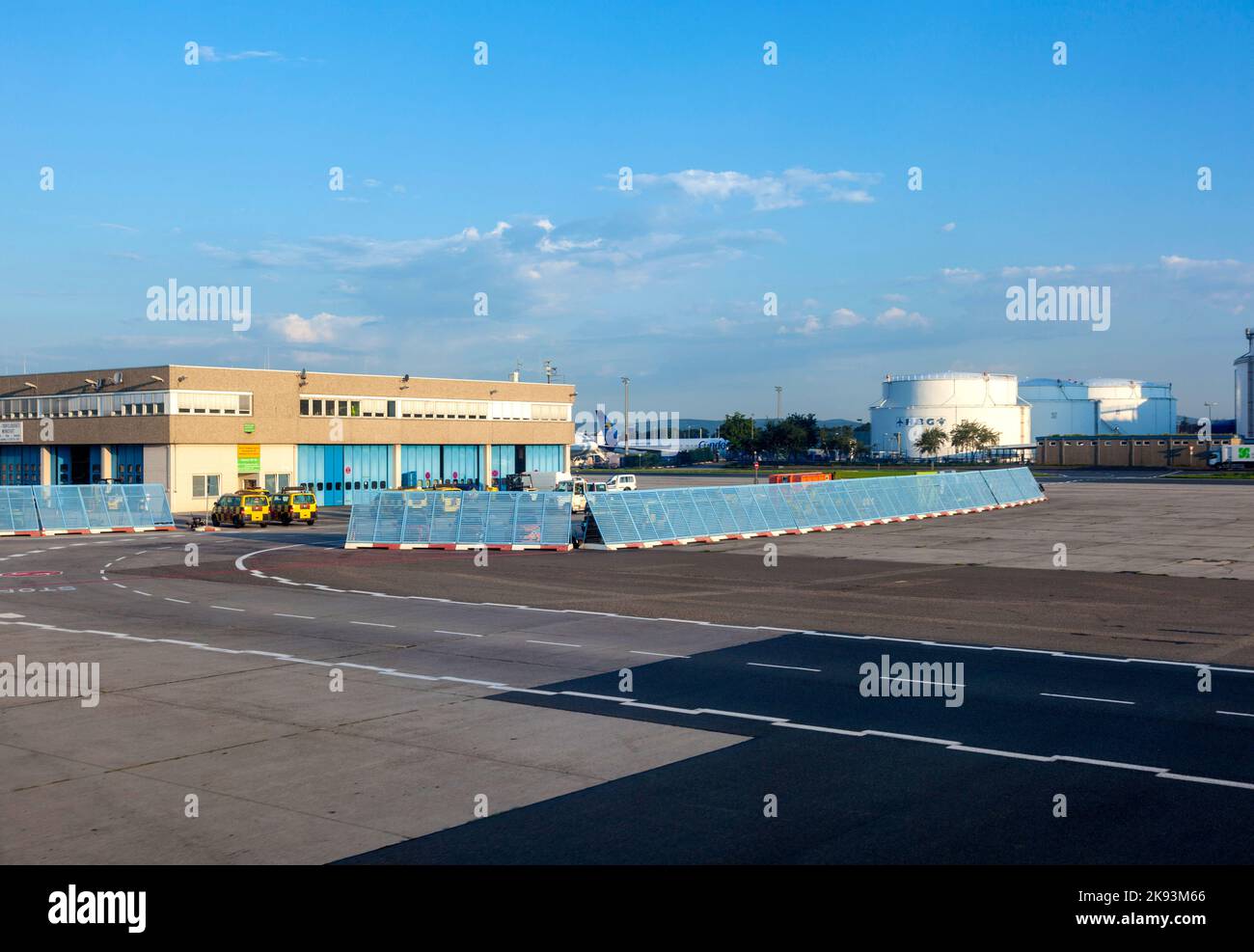 Frankfurt, Deutschland - 18. August 2011: Gebäude für das Parken der Nachfahrwagen mit Garage und Service-Einheit am frühen Morgen in Frankfurt, Deutschland. Stockfoto