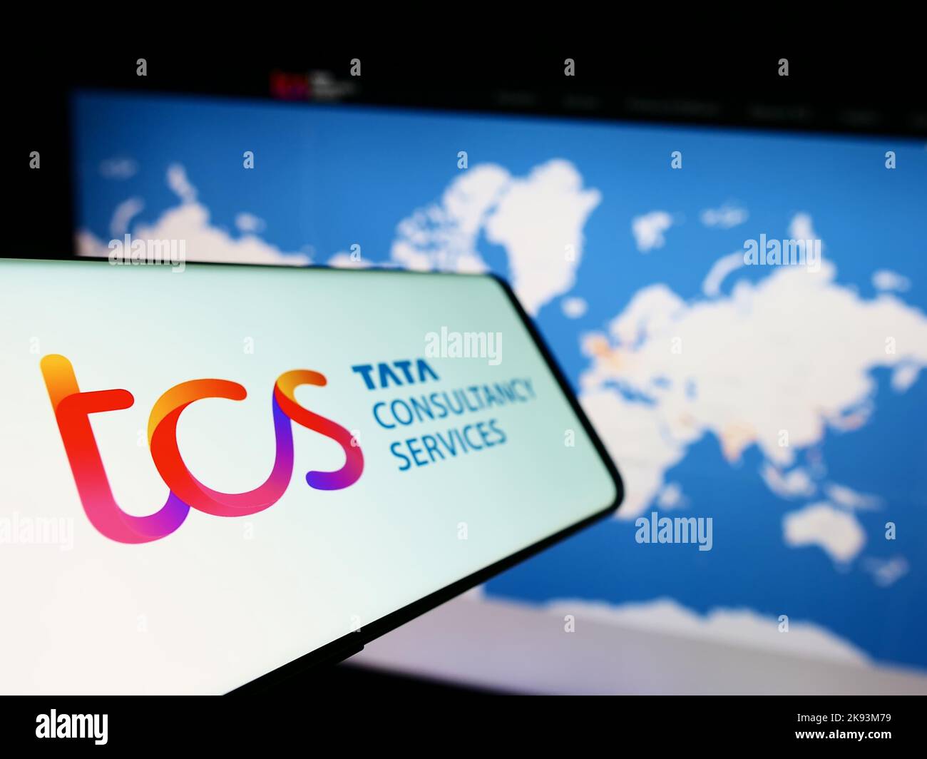 Smartphone mit Logo der indischen Firma Tata Consultancy Services (TCS) auf dem Bildschirm vor der Business-Website. Konzentrieren Sie sich auf die linke Seite des Telefondisplays. Stockfoto
