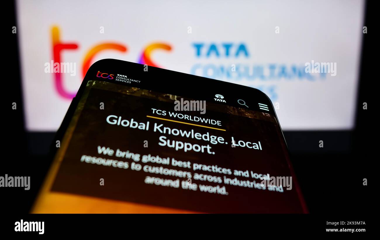 Mobiltelefon mit Website des indischen Unternehmens Tata Consultancy Services (TCS) auf dem Bildschirm vor dem Logo. Konzentrieren Sie sich auf die obere linke Seite des Telefondisplays. Stockfoto