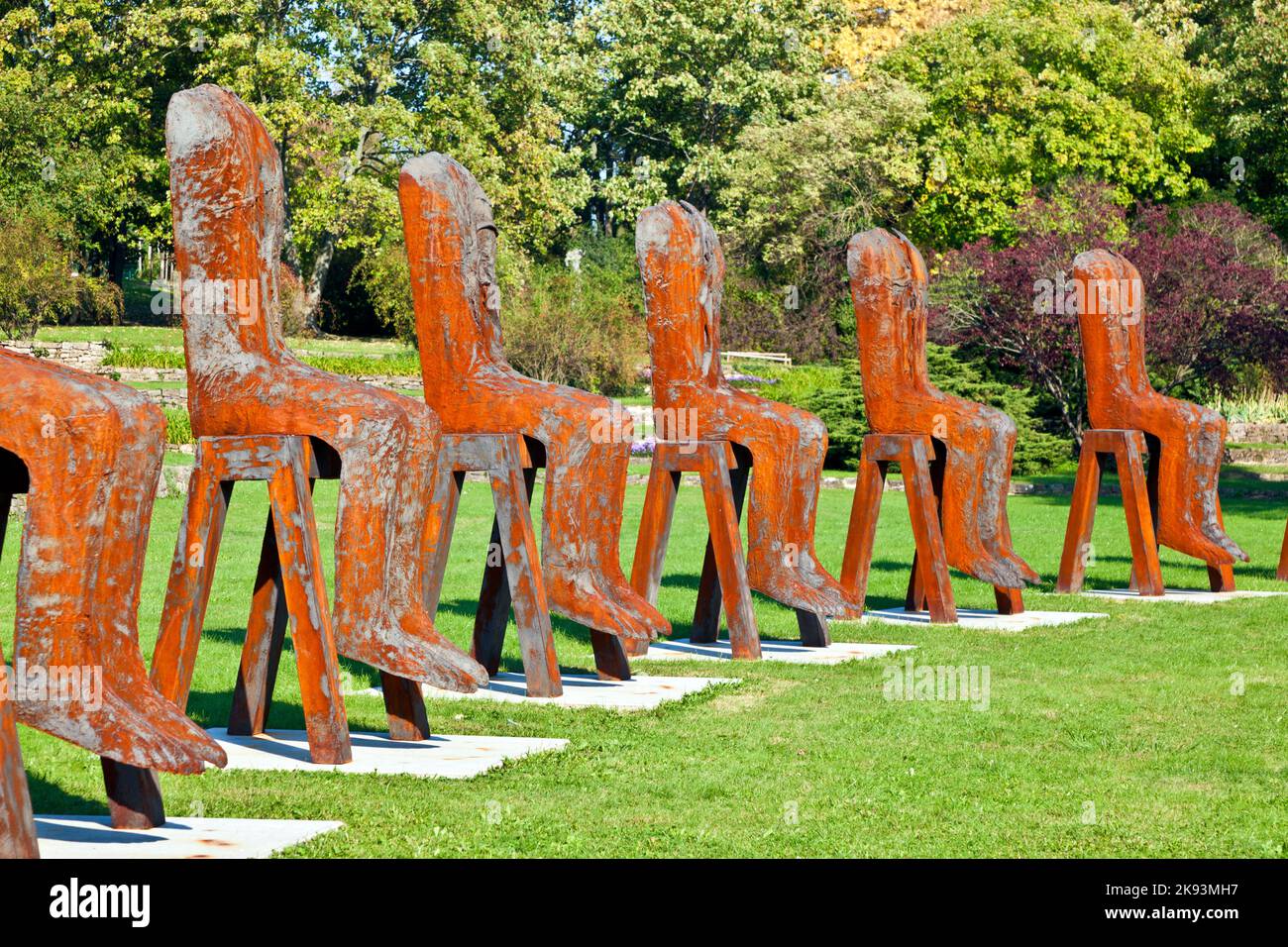 FRANKFURT, DEUTSCHLAND - SEP 25: Magdalena Abakanowicz zeigt seine Stahlskulpturen in der Universität Frankfurt auf der Ausstellung 'Blickachsen 8' am 25,2. September Stockfoto