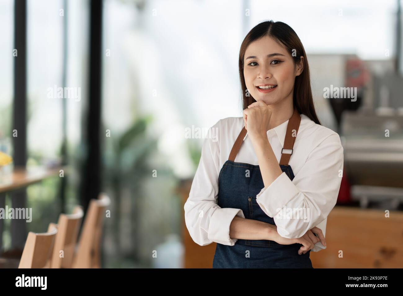 Erfolgreiche Kleinunternehmerin sme Schönheit Mädchen stehen in ihrem Café Stockfoto