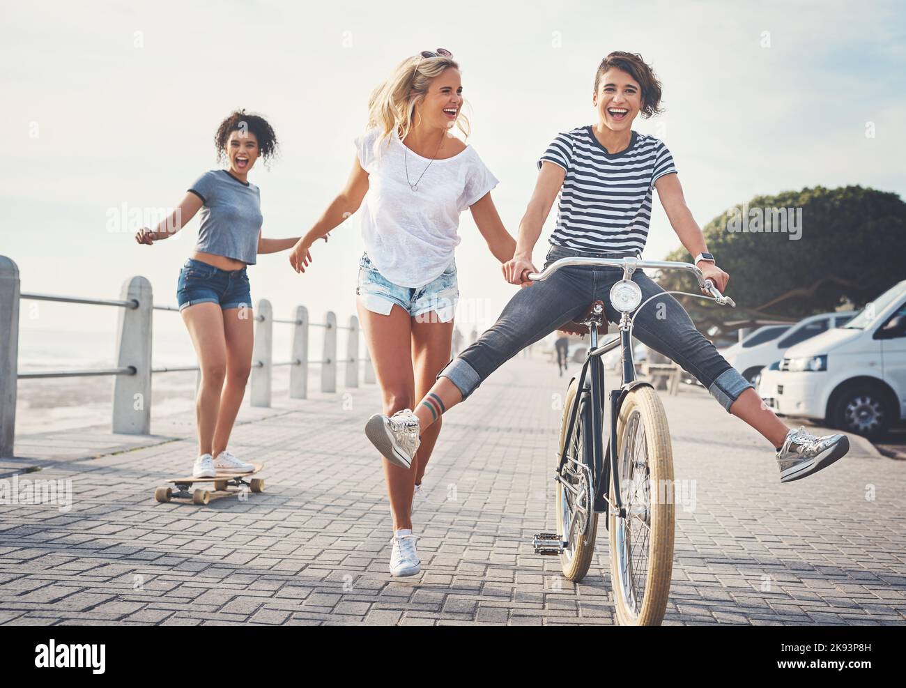 Spaß zu haben ist das, was wir am besten können. Drei Freunde haben Spaß an der Promenade. Stockfoto