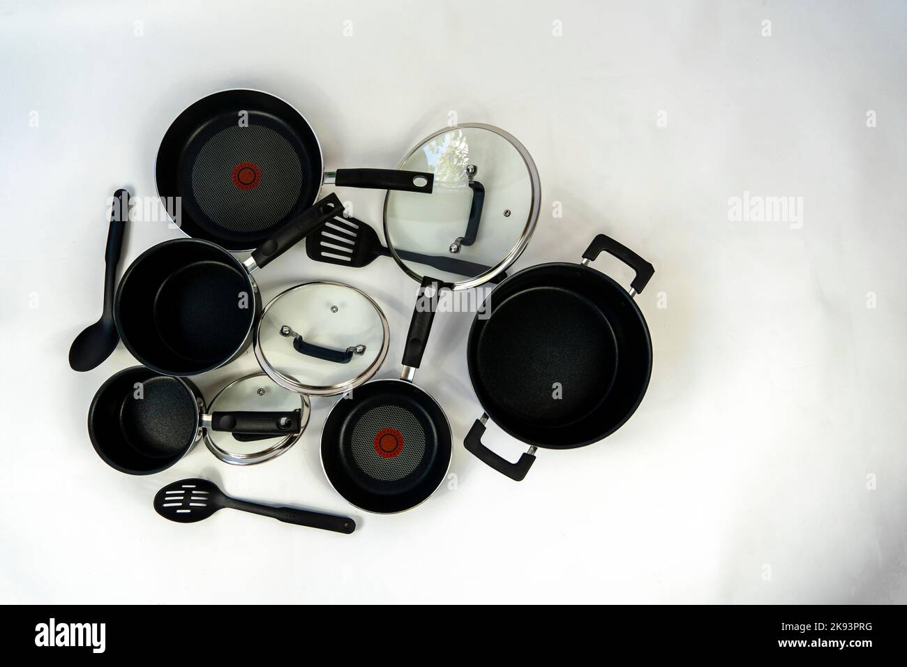 Set aus Aluminium-Kochgeschirr auf der Küchentheke, Metall-Kochgeschirr, mexiko lateinamerika Stockfoto