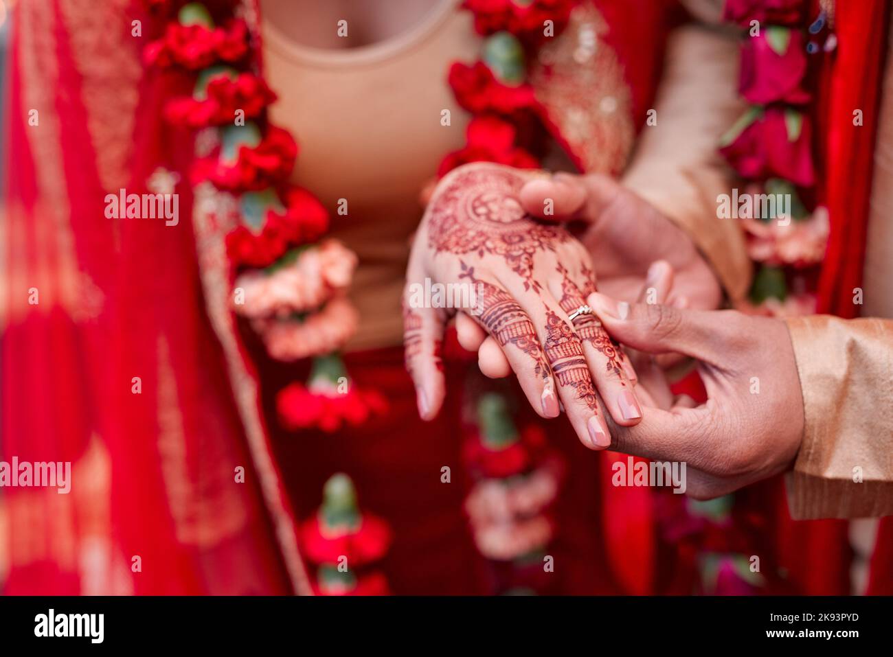 Ein Ring hat kein Ende und auch meine Liebe zu euch nicht. Ein hindu-Paar tauscht Ringe an ihrem Hochzeitstag aus. Stockfoto