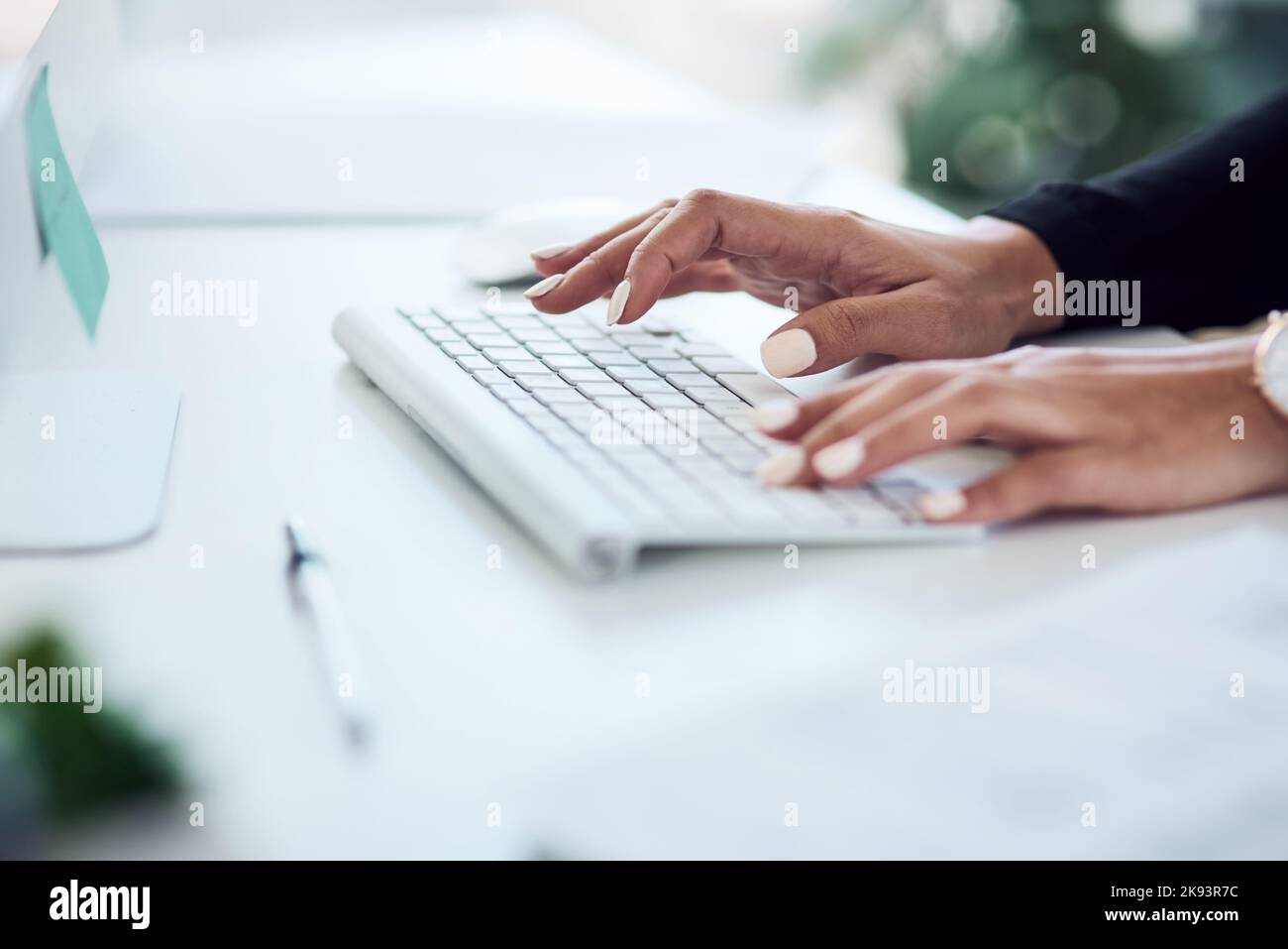 Ich habe E-Mails zu senden und Aufgaben zu arrangieren. Nahaufnahme einer unkenntlichen Geschäftsfrau, die in einem Büro auf einer Computertastatur tippt. Stockfoto