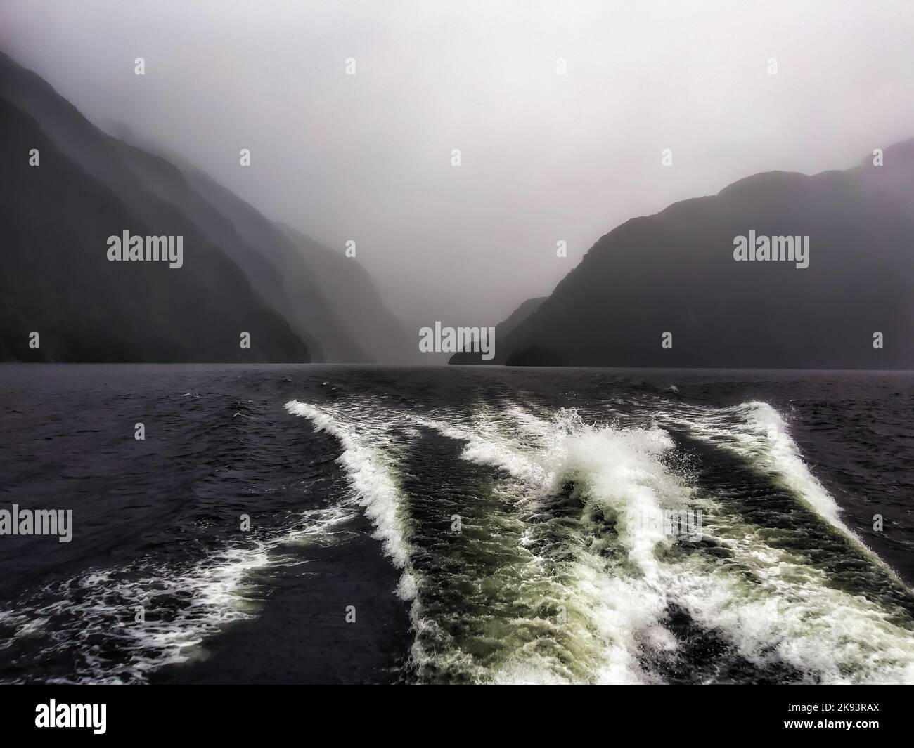 Dies ist eine Farbaufnahme an einem elenden Tag, an dem es in Doubtful Sound in Fiordland bei starkem Regen zu segeln gibt Stockfoto