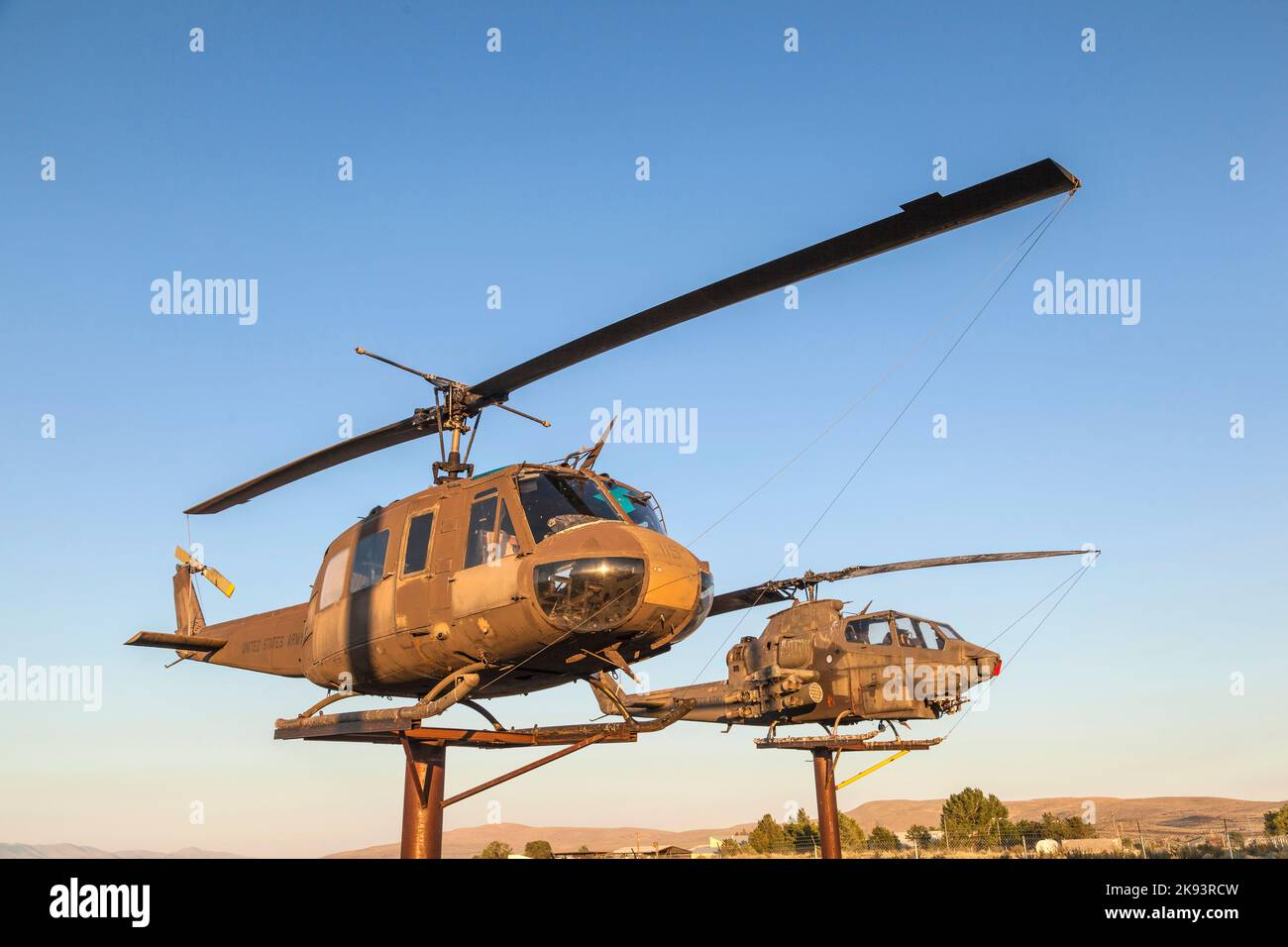 SUSANVILLE, USA JUNI 17: AH-1 Cobra und Bell Helicopters am Veterans Memorial am 17,2012. Juni in Susanville, USA. Das Denkmal ist besonders gewidmet Stockfoto