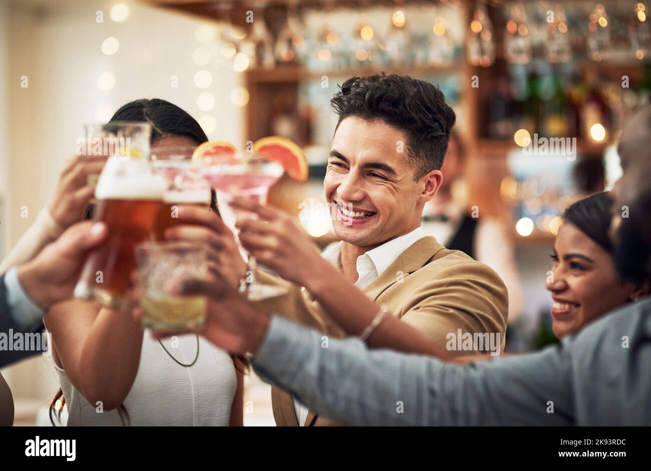 Cheers to the weekend. Eine Gruppe junger Freunde, die in einer Bar einen feierlichen Toast machen. Stockfoto