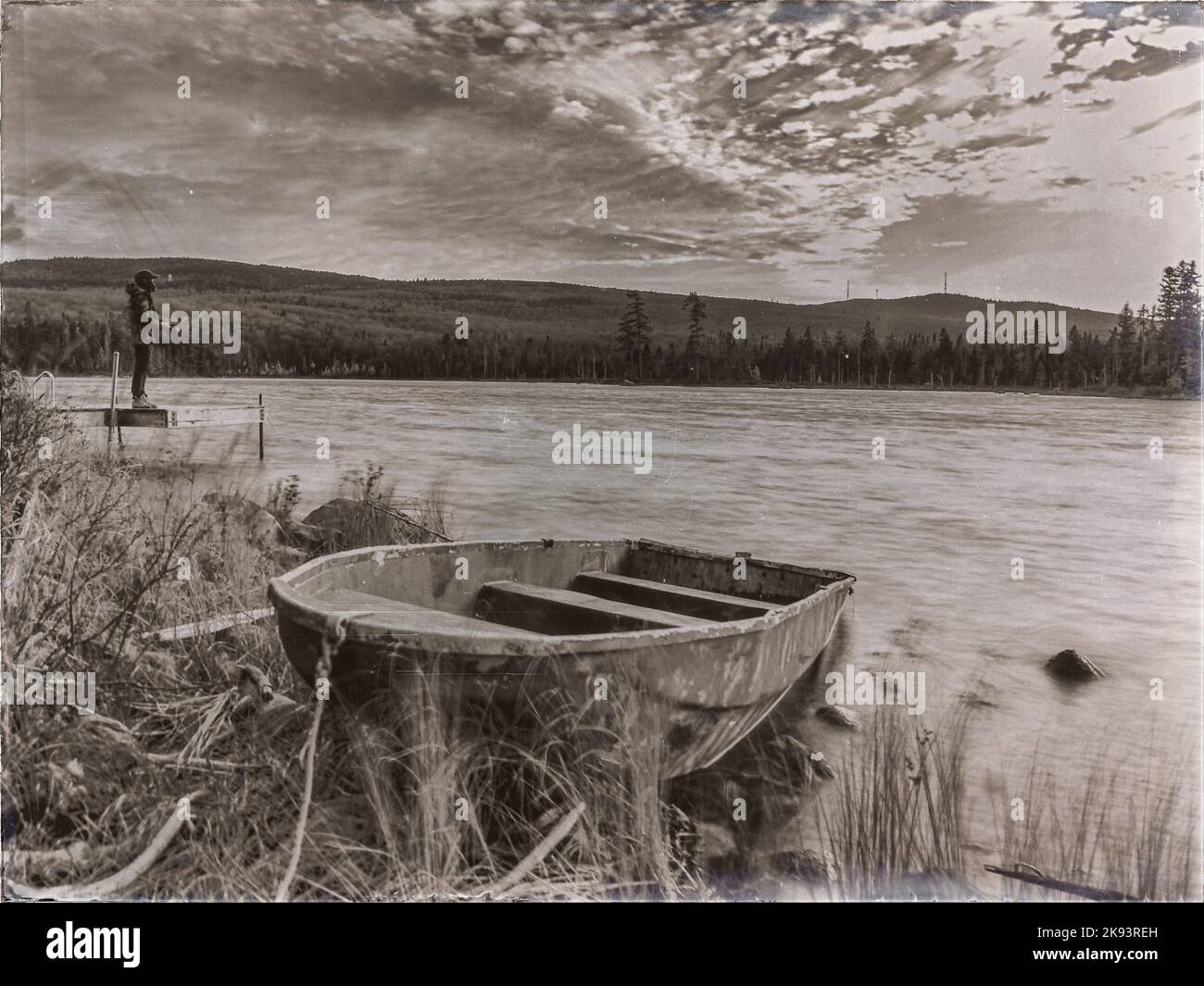 Verlassenes Boot am Ufer mit einem Fischer - See - Kanada Stockfoto