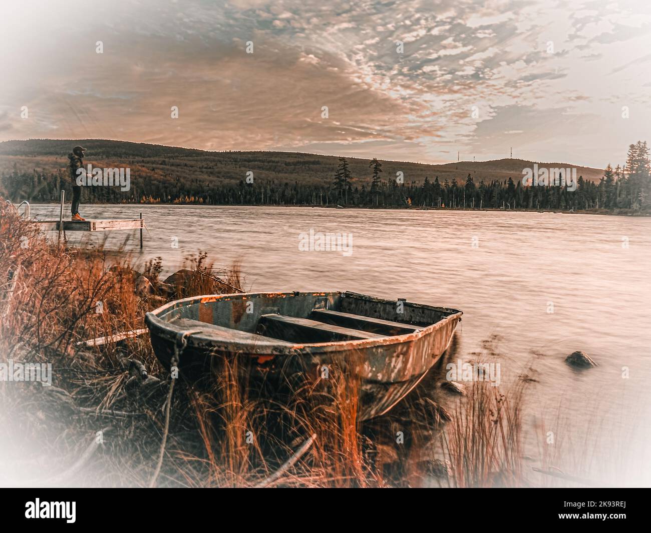 Verlassenes Boot am Ufer mit einem Fischer - See - Kanada Stockfoto