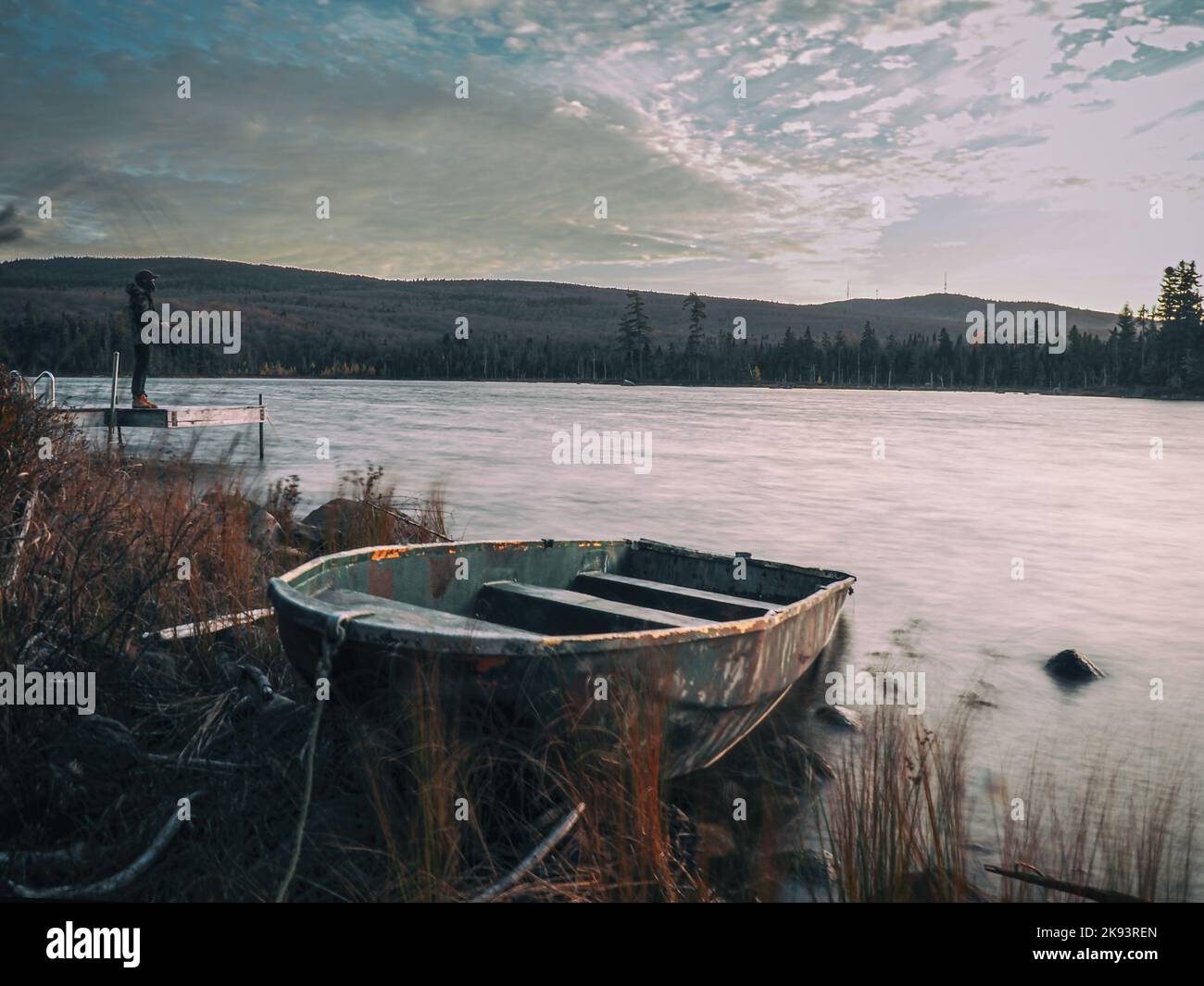 Verlassenes Boot am Ufer mit einem Fischer - See - Kanada Stockfoto