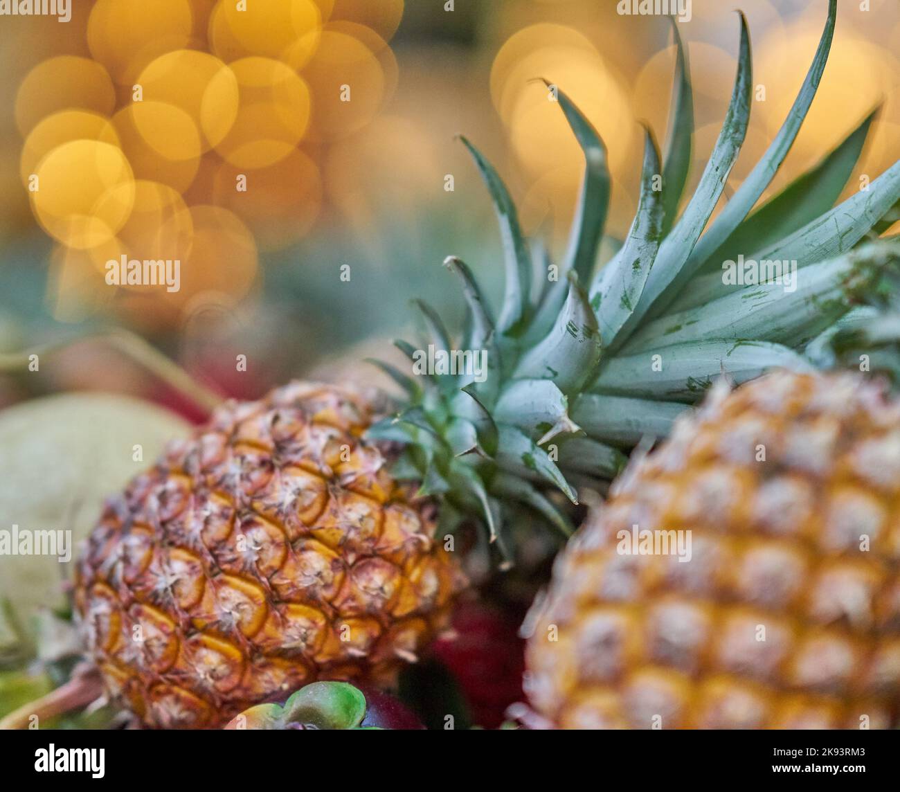 Frische Ananas auf einem lokalen Obstmarkt in Thailand. Stockfoto