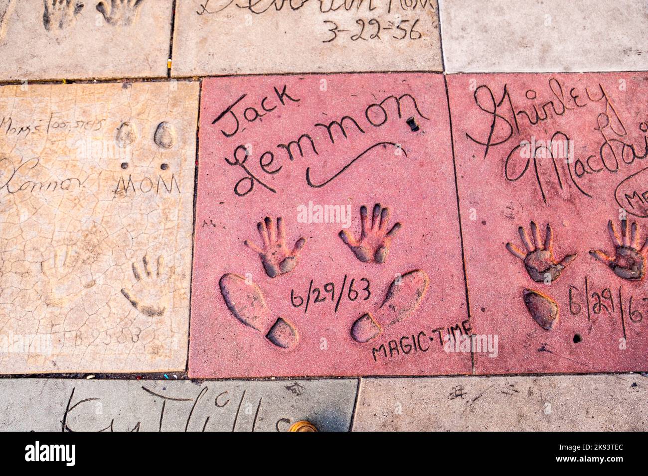 Los Angeles, USA - 26. Juni 2012: Handprint von Jack Lemmon auf dem Hollywood Boulevard in Los Angeles. Es gibt fast 200 Promi-Handprints in der CO Stockfoto