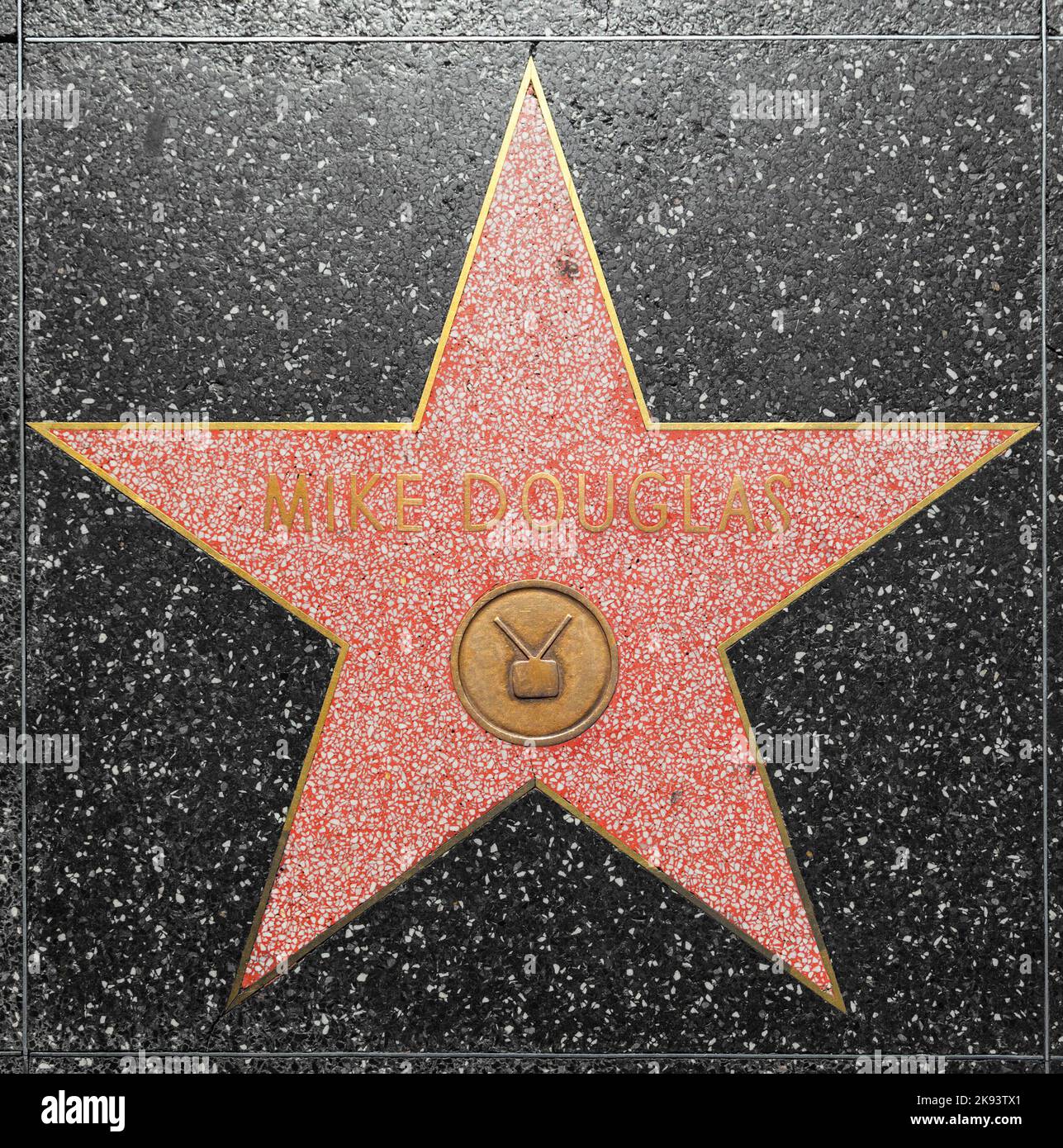 HOLLYWOOD - 26. JUNI: Mike Douglas-Star auf dem Hollywood Walk of Fame am 26. Juni 2012 in Hollywood, Kalifornien. Dieser Stern befindet sich am Hollywood Blvd. A Stockfoto