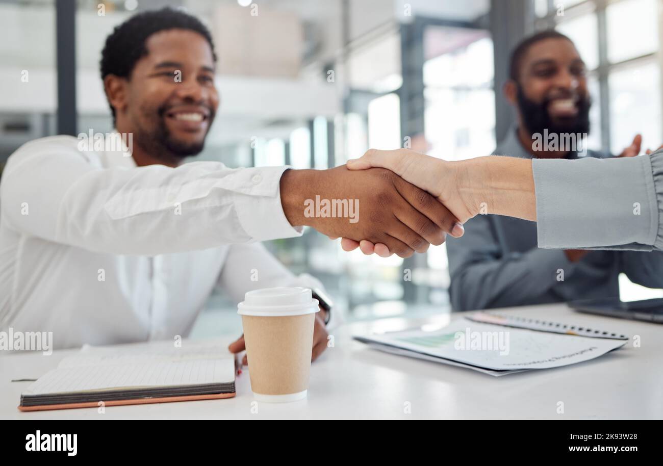 Handshake, Zusammenarbeit und Mitarbeiter treffen, arbeiten und zur Feier des Geschäfts im Büro bei der Arbeit. Glücklich, lächeln und Corporate Workers Stockfoto