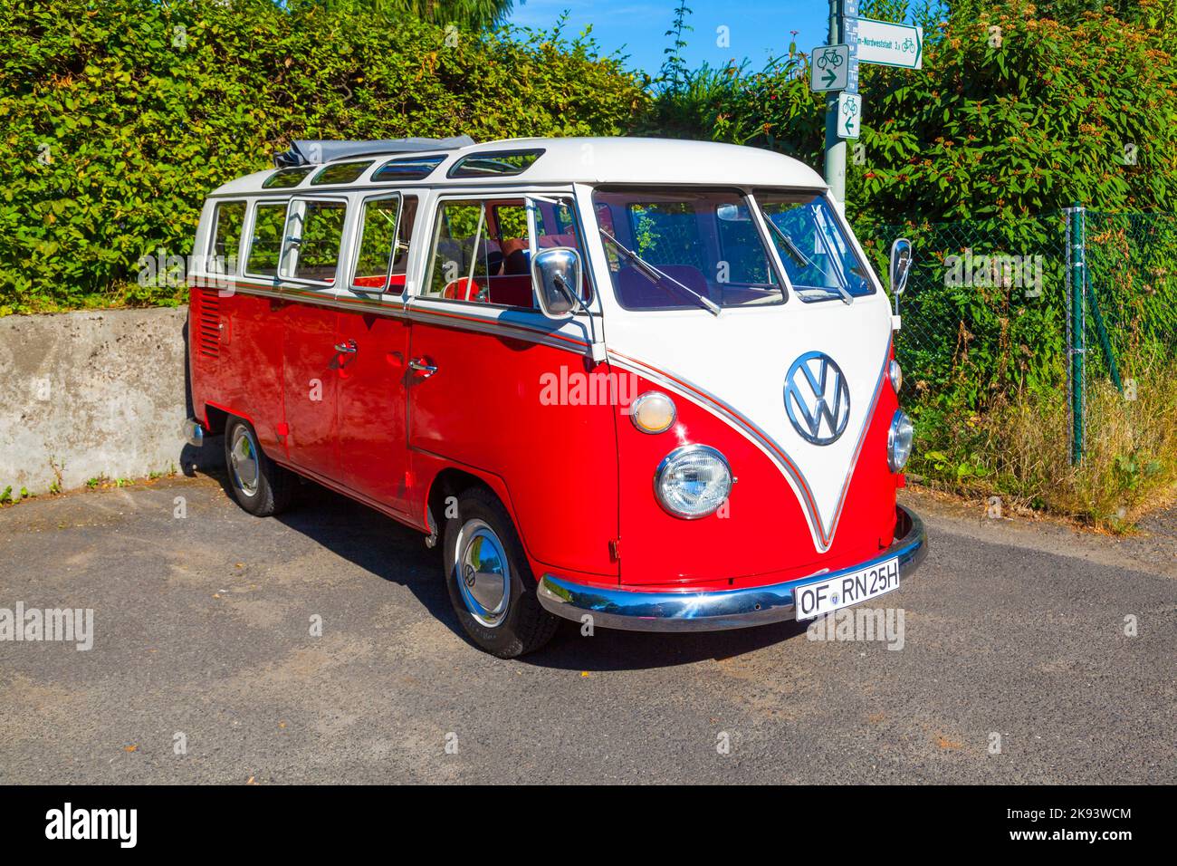 STEINBACH, 18. AUGUST: Wunderschön restaurierter VW Bully am 18,2012. August in Steinbach, Deutschland. Die Produktion von Typ T1 (VW BULLY) begann 1950 in Wolf Stockfoto