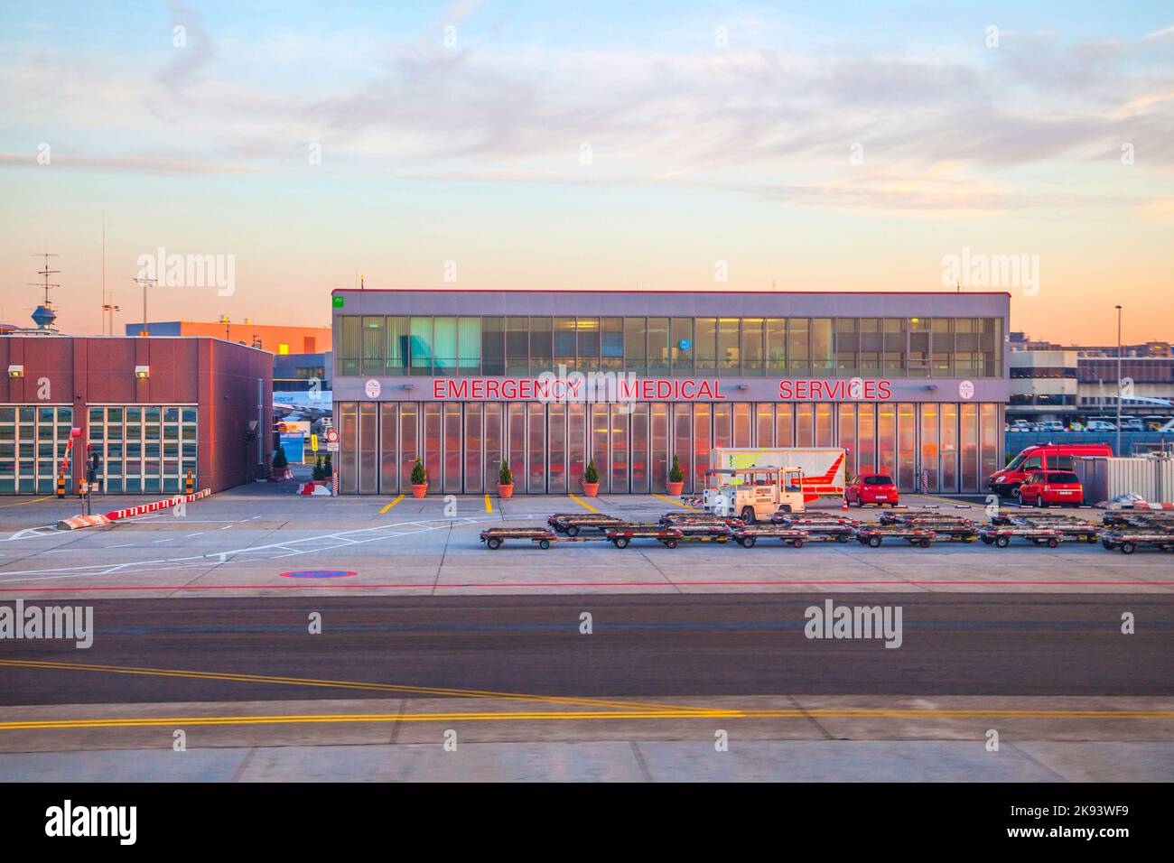 FRANKFURT, DEUTSCHLAND - 3. SEPTEMBER 2012: Notarztzentrum am Flughafen in Frankfurt, Deutschland. Der Dienst führt einen 24 7-Betrieb und aus Stockfoto