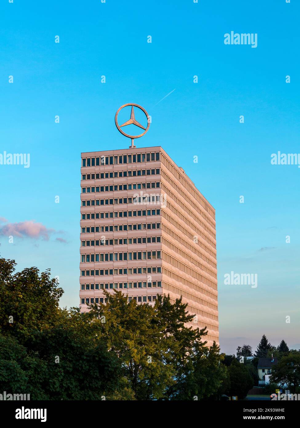 BONN, DEUTSCHLAND - SEP 21: Bild des Mercedes Benz Logos auf dem Dach eines Hochhauses am 21. September 2012 in Bonn. Mercedes-Benz ist ein Ge Stockfoto
