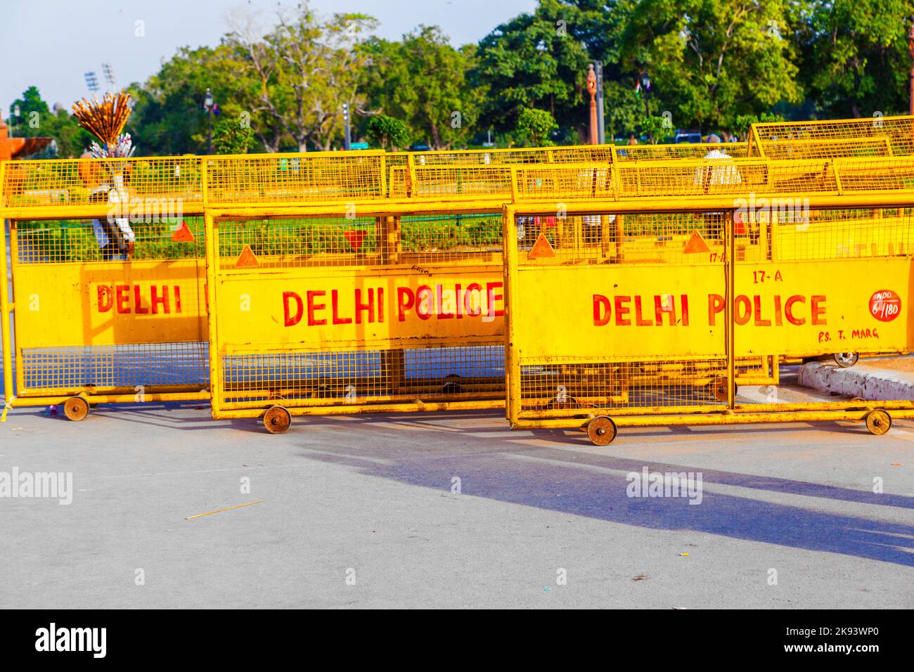 NEU-DELHI - Oktober 16: Am 16. Oktober 2012 in Delhi, Indien, stehen Verkehrsbehinderungen am Tor zu indien für die Polizei von delhi bereit. Stockfoto