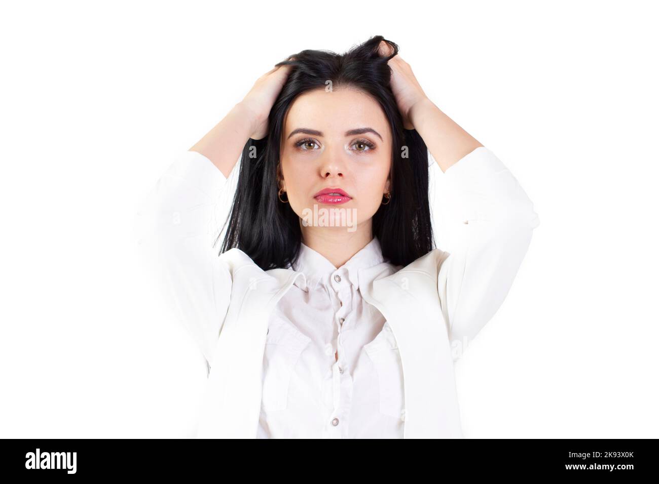 Schönes Mädchen Modell mit langen schwarzen Haaren in einem weißen Hemd auf weißem Hintergrund. Stockfoto