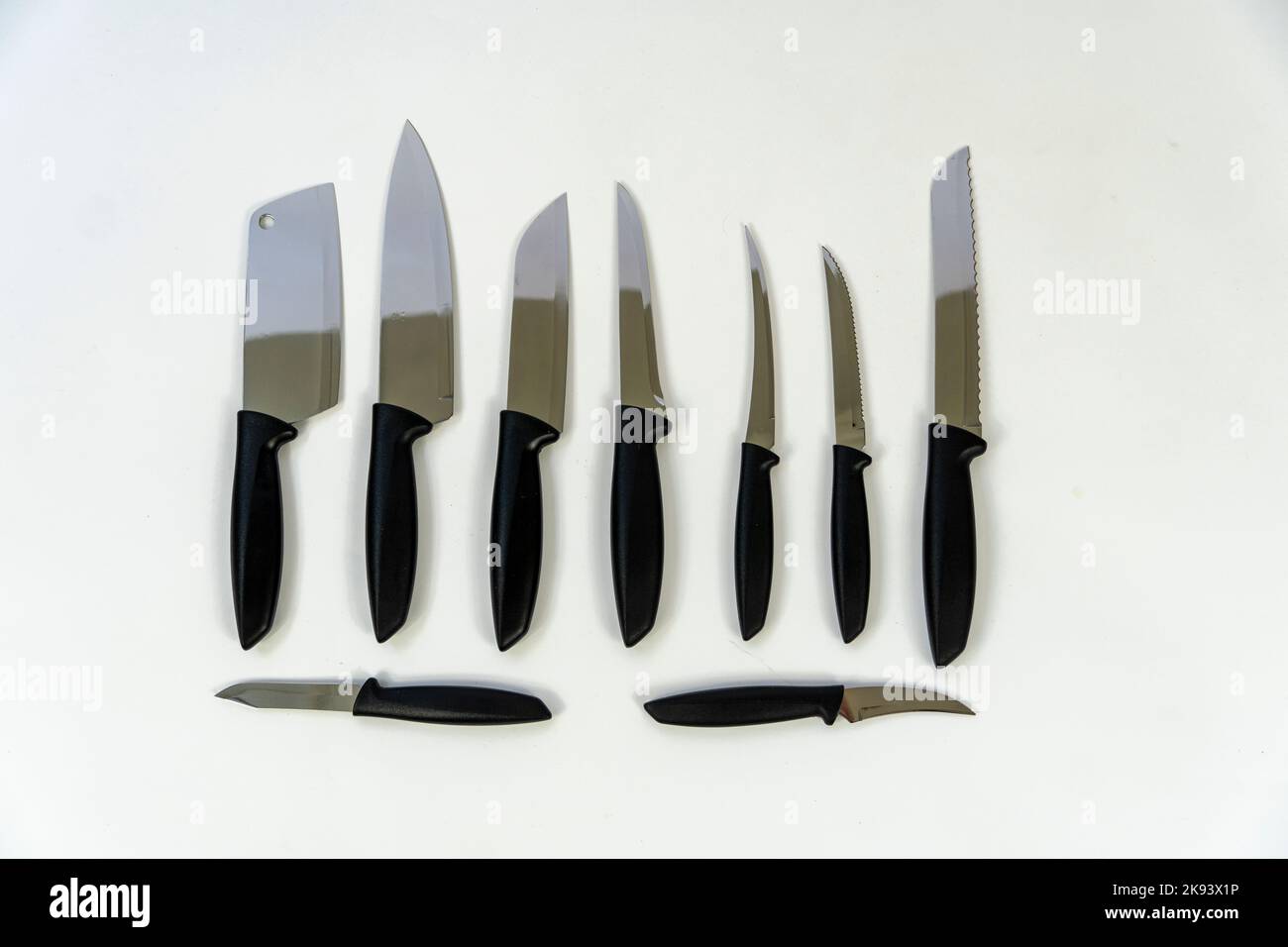 Scharfes großes Küchenmesser auf dunkler Oberfläche, weißer Hintergrund mexiko Stockfoto