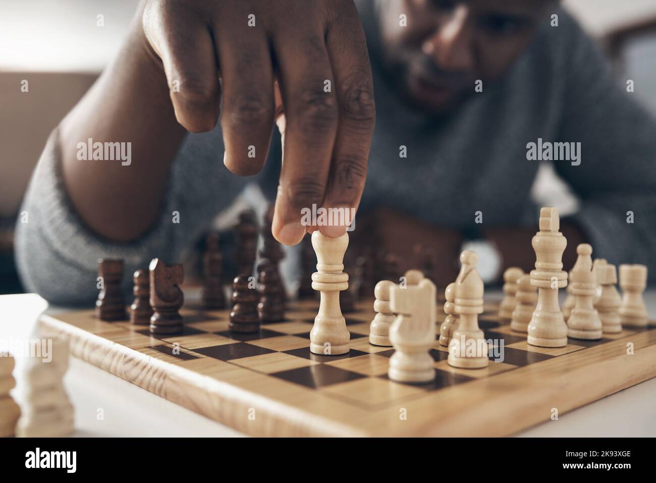 Ich mache große Züge. Ein Geschäftsmann, der ein Schachspiel spielt. Stockfoto