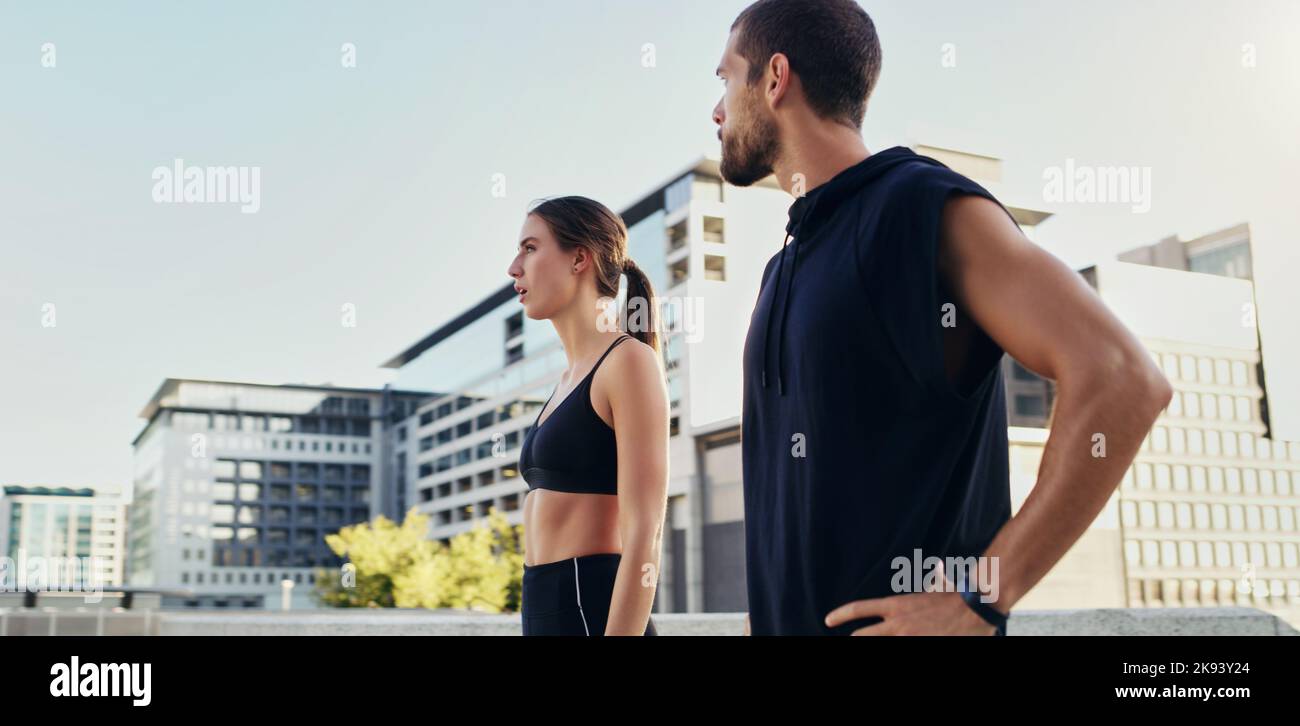 Wissen Sie, was Sie wollen und gehen Sie es. Ein junges Paar gehen für ein Training zusammen in der Stadt. Stockfoto