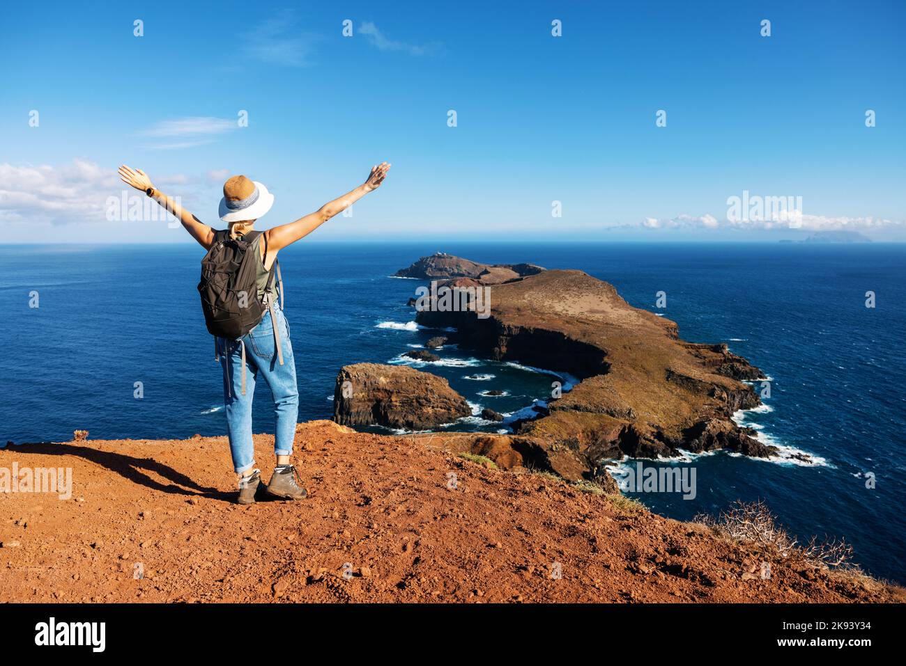 Frau, die auf dem Wanderweg Ponta de Sao Lourenco auf der Insel Madeira einen wunderschönen Blick auf das Meer und die Klippen genießt. Portugal Stockfoto