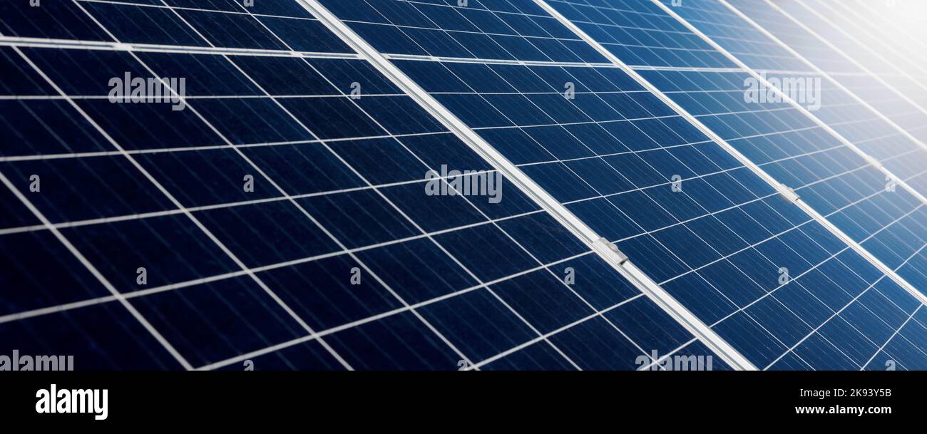 Solarpaneele aus der Nähe. Erneuerbare Energie. Banner Stockfoto