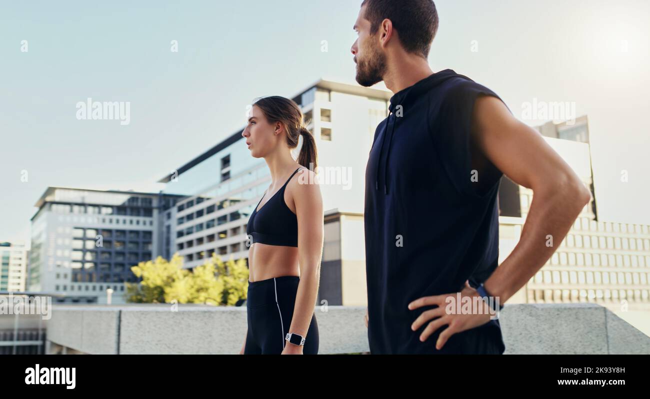 Machen Sie sich fit für ein allgemeines Wohlbefinden. Ein junges Paar, das gemeinsam in der Stadt trainiert. Stockfoto