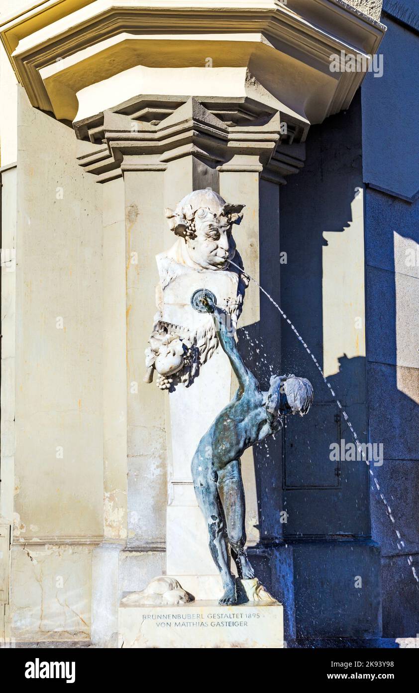 MÜNCHEN, DEUTSCHLAND - 27. DEZEMBER 2013: Berühmter Brunnenbuberl-Brunnen in München, Deutschland. Mathias Gasteiger schuf diese Skulptur im Jahr 1895. Stockfoto