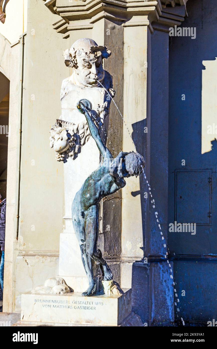 MÜNCHEN, DEUTSCHLAND - 27. DEZEMBER 2013: Berühmter Brunnenbuberl-Brunnen in München, Deutschland. Mathias Gasteiger schuf diese Skulptur im Jahr 1895. Stockfoto