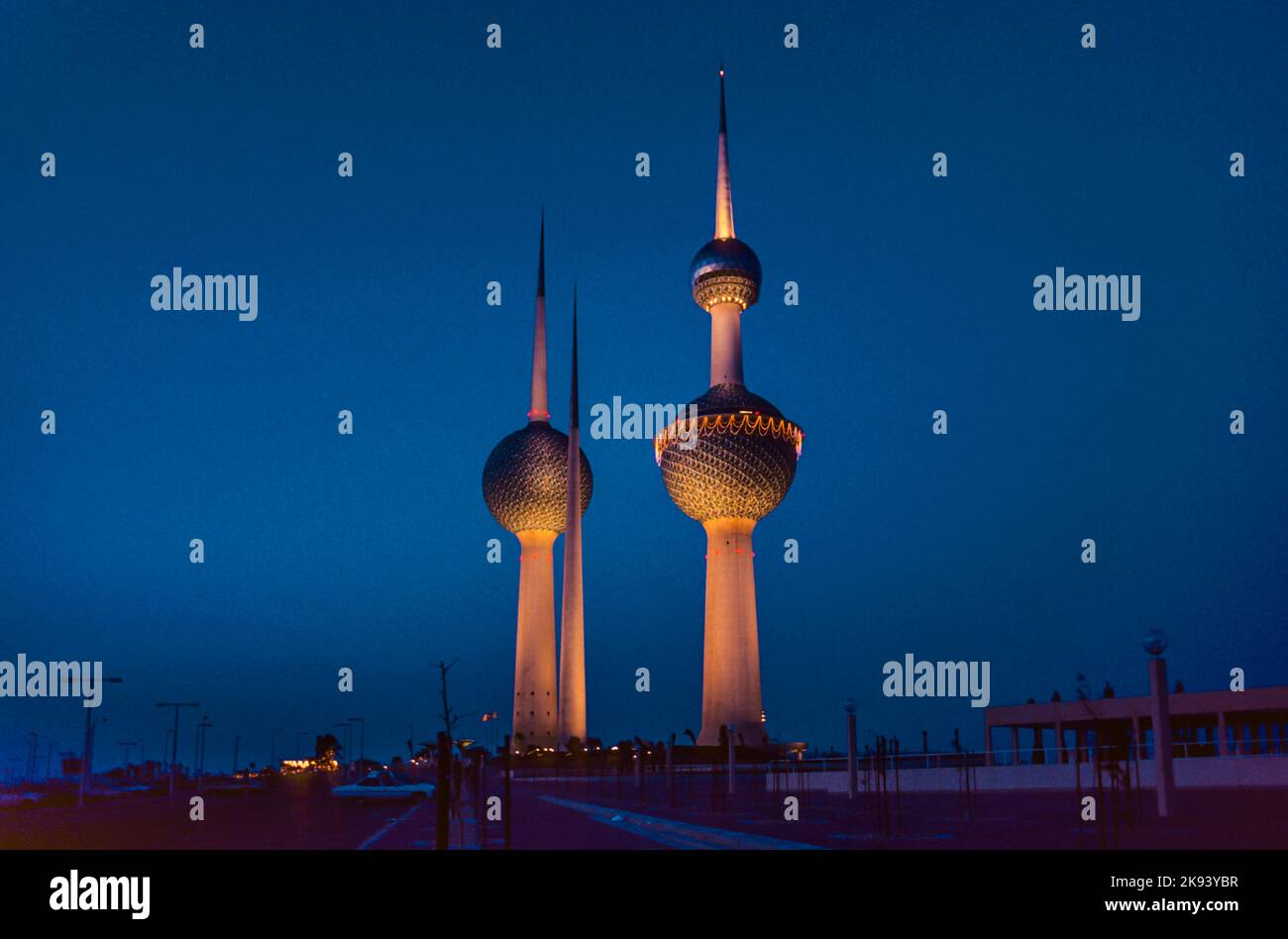 KUWAIT-STADT, KUWAIT - JULI 1: Die Kuwait Towers wurden am 26. Februar 1977 offiziell eingeweiht und gelten als Wahrzeichen und Symbol des modernen Kuwait Stockfoto