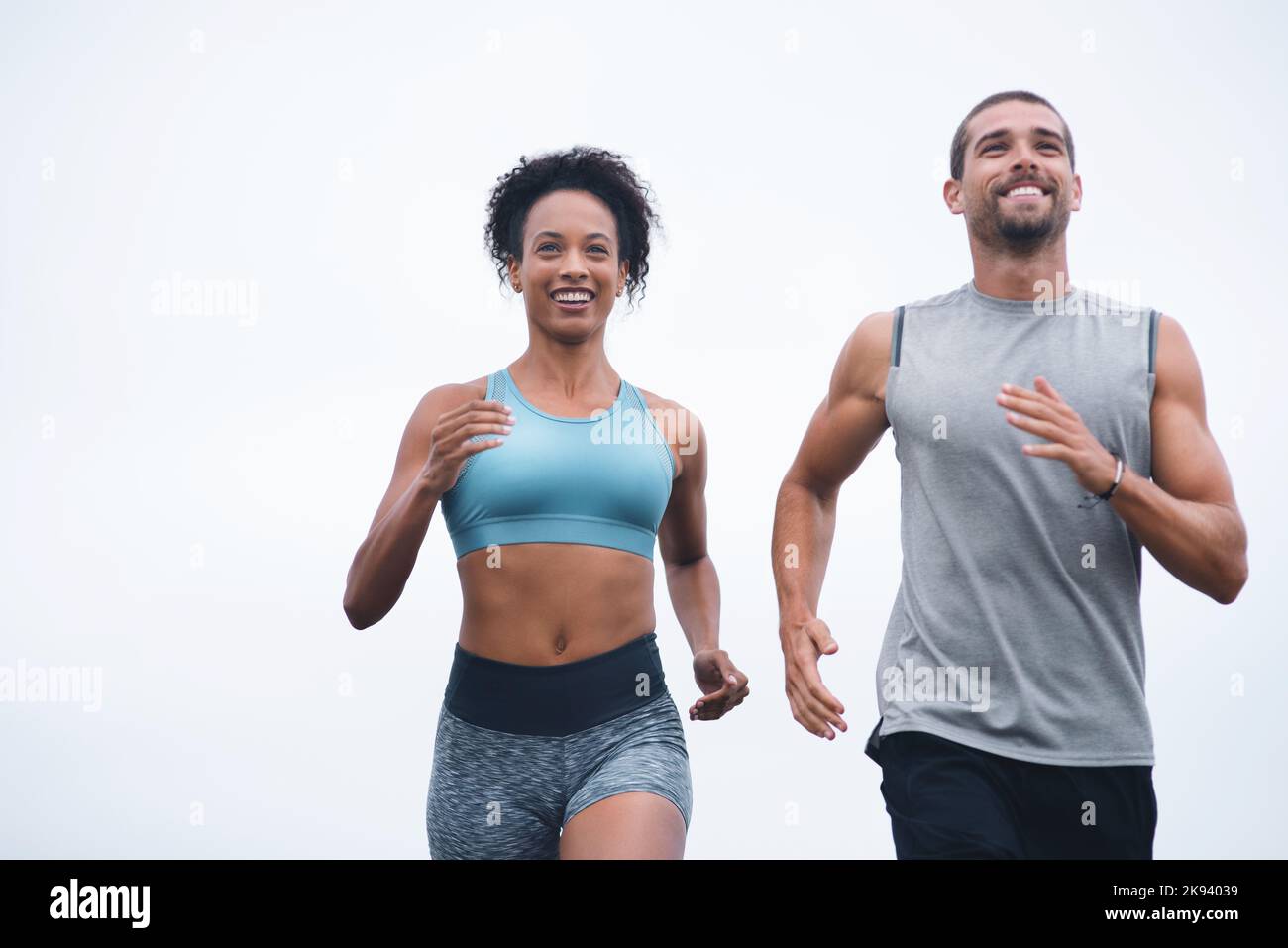 Sie können einfach an all Ihren Ausreden vorbeilaufen. Zwei sportliche junge Menschen trainieren gemeinsam im Freien. Stockfoto