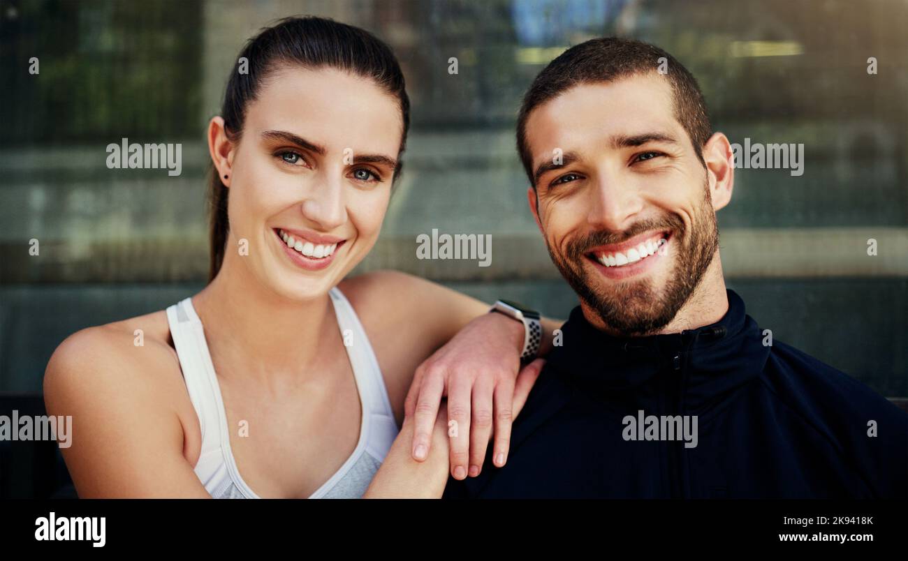 Wir waren große Fans von Fitness. Ein junges Paar, das gemeinsam in der Stadt für ein Workout ging. Stockfoto